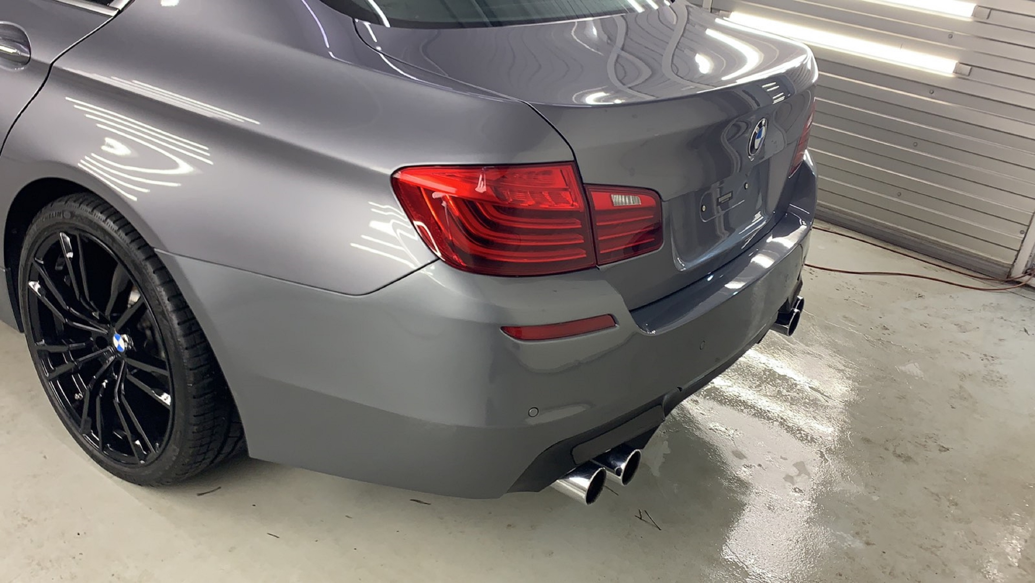 Задній бампер (стиль М5) на BMW 5 Series F10 / F11 2010-2017 року 5