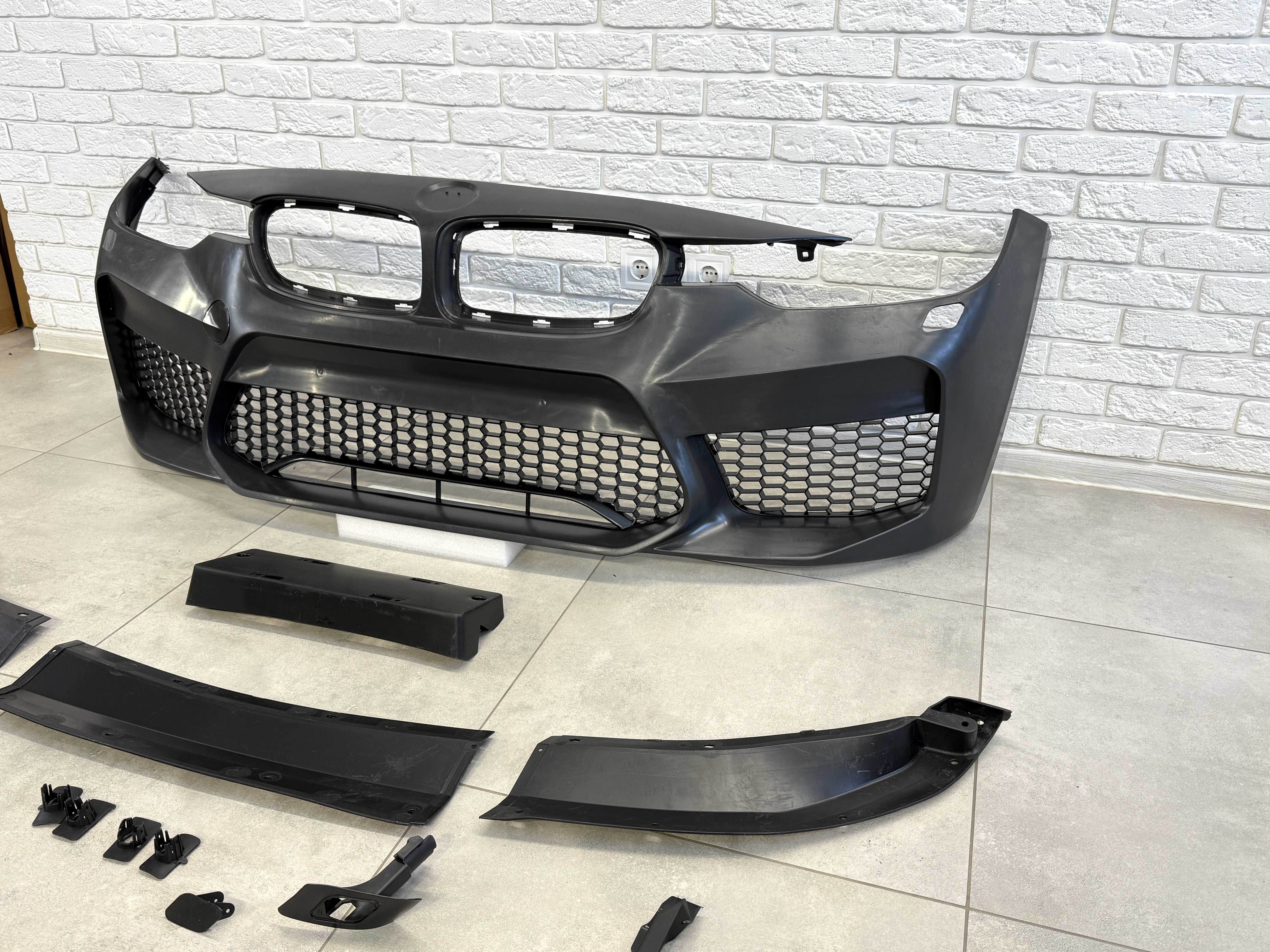 Передній бампер у зборі в стилі M5 F90 для BMW 3 Series F30 F31 2012-2018 (під омивачі / без отворів під парктроніки) 6