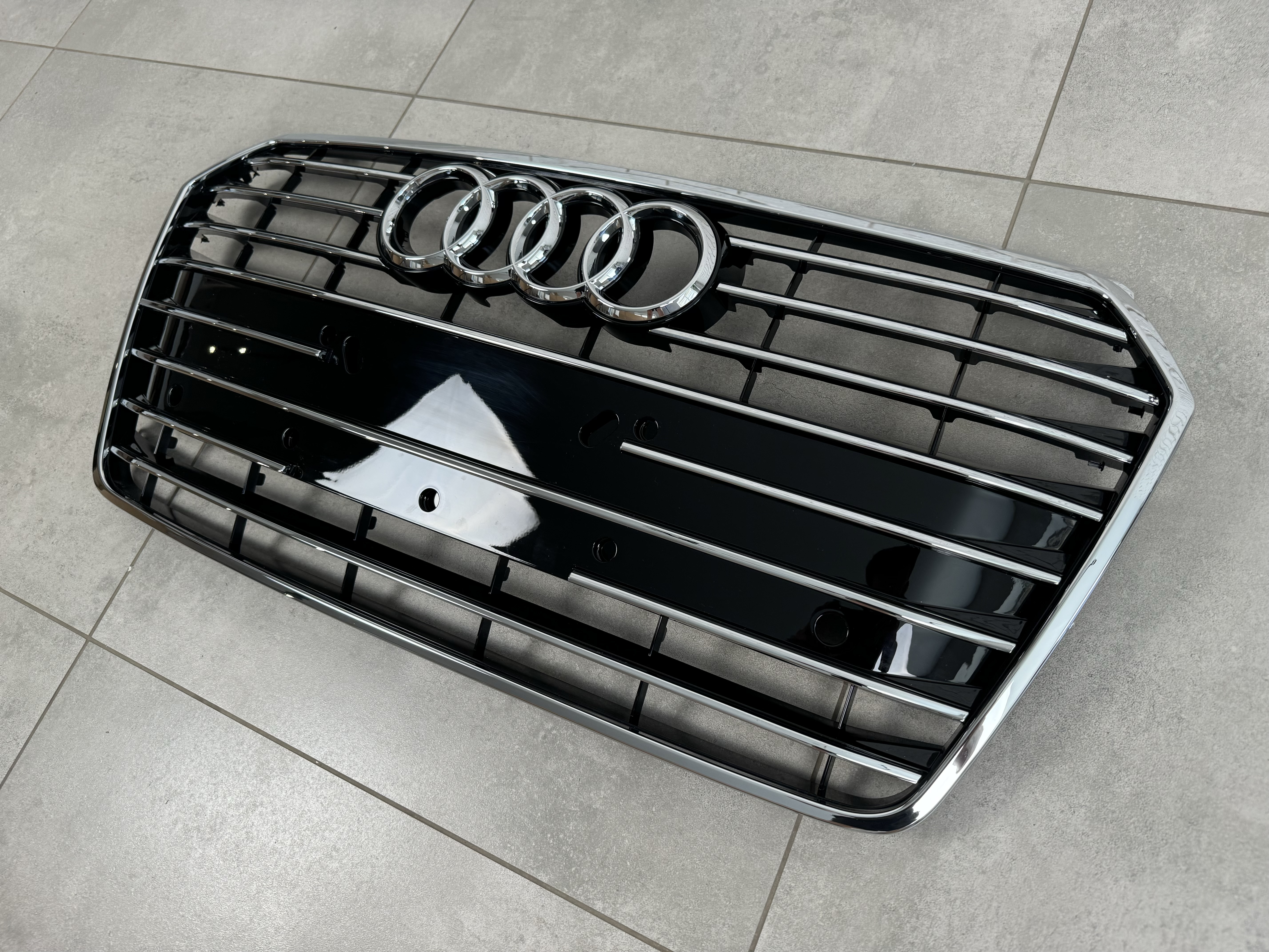 Решітка радіатора Audi A7 2014-2017 чорна з хромом 4