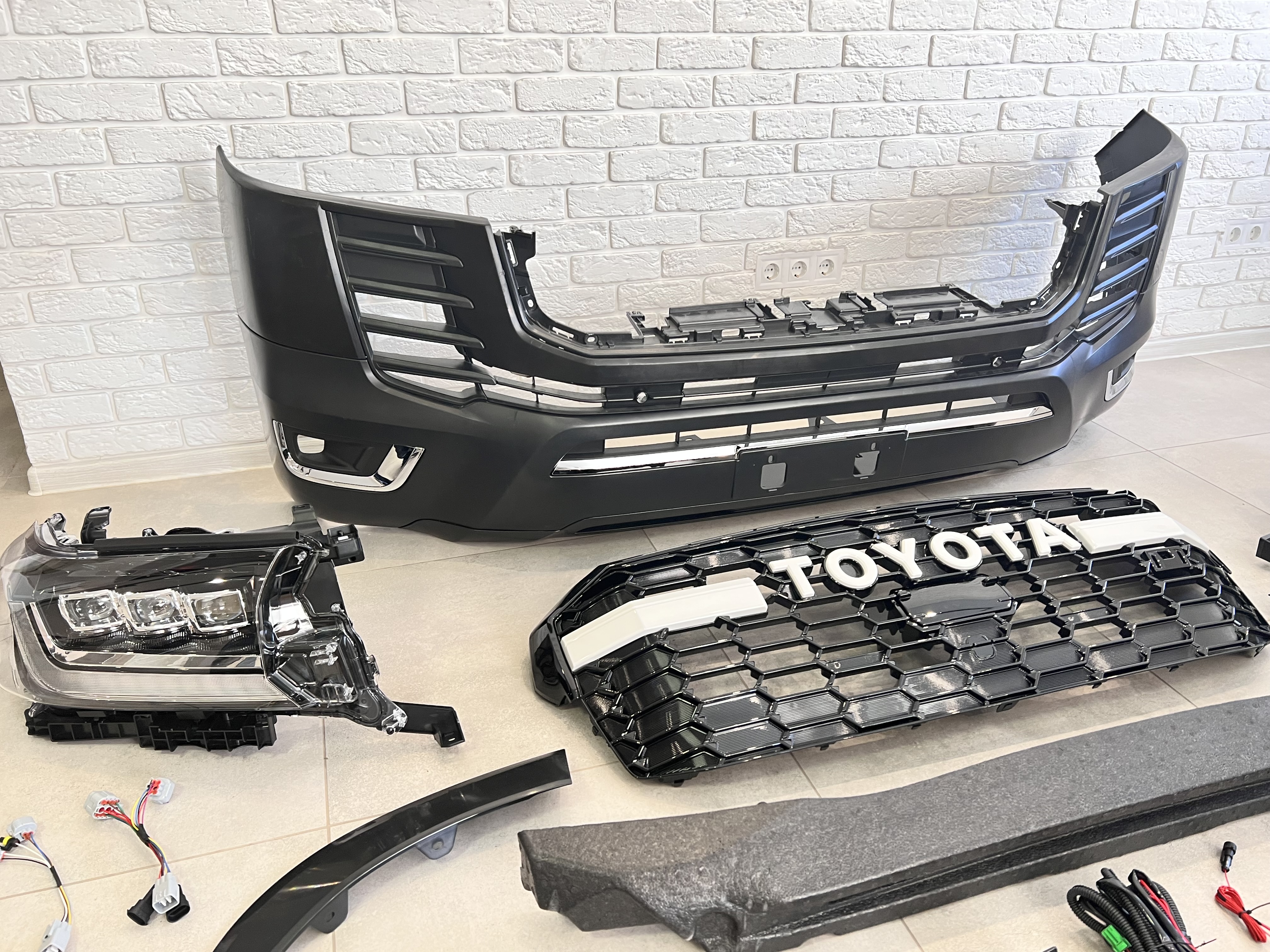 Комплект рестайлінгу Toyota Land Cruiser 200 2007-2015 в LC 300 GR style 3
