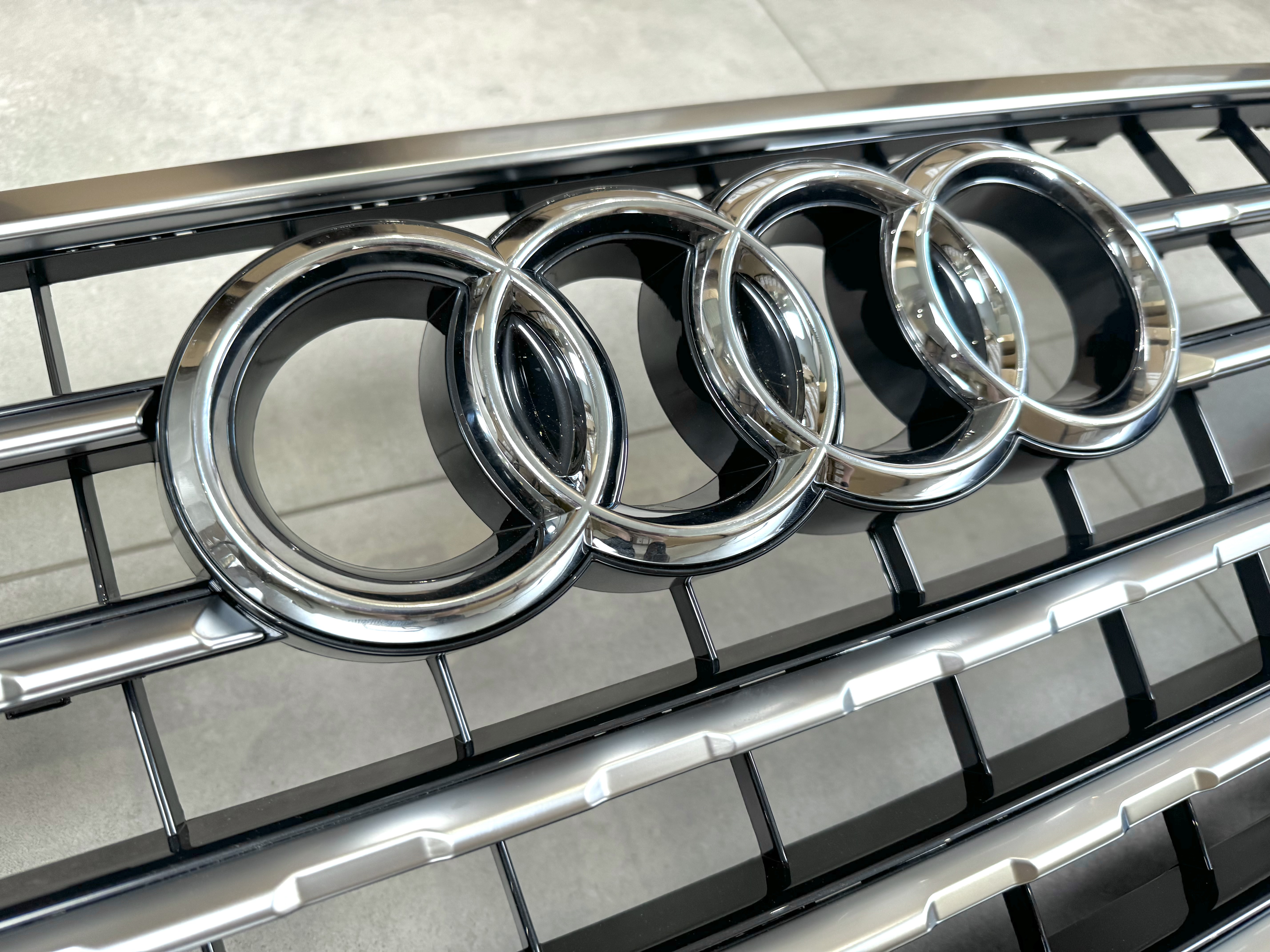 Решітка радіатора Audi Q7 4M 2015-2019 темно-сіра з сірим 4M0 853651 Q RN4 4