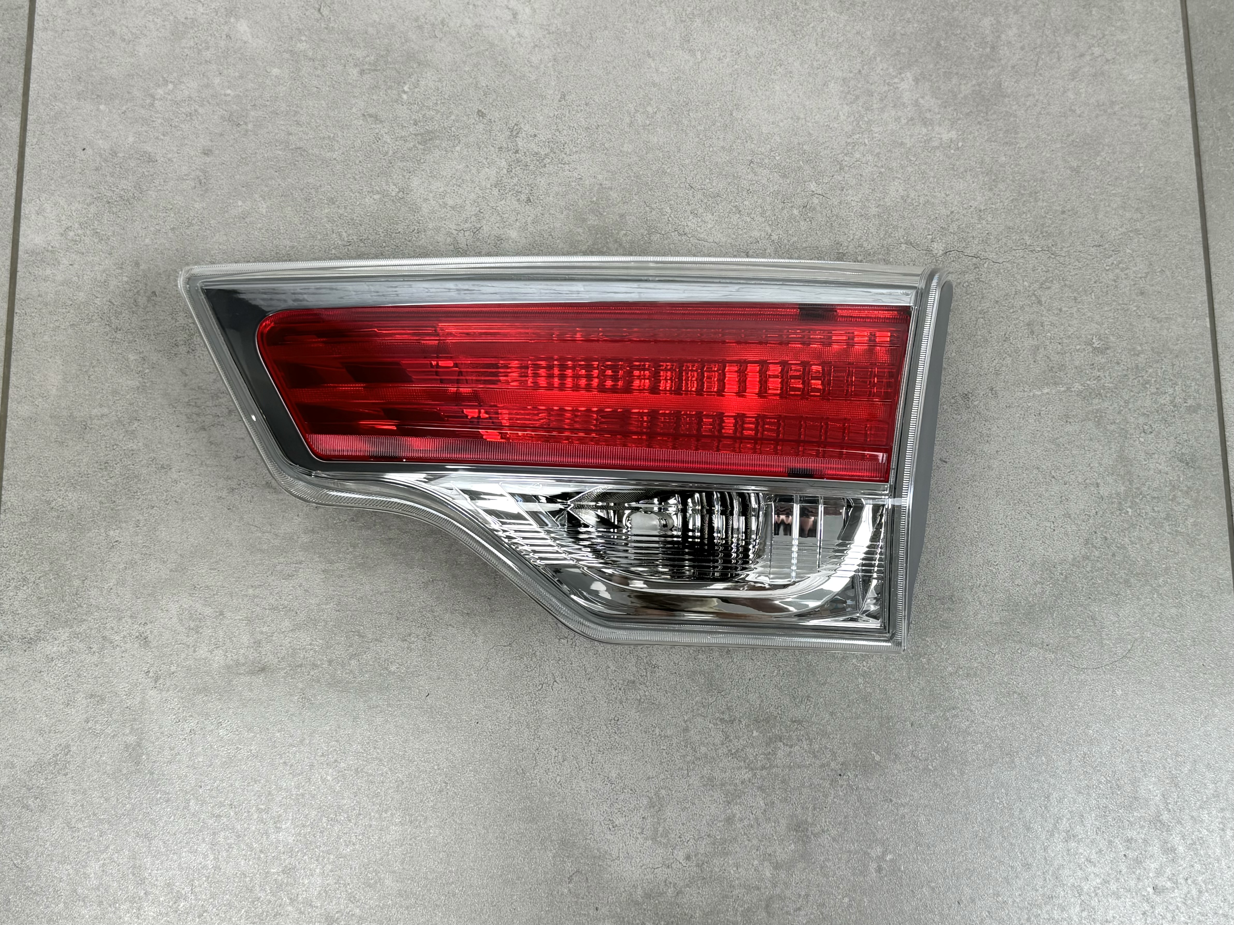 Задній ліхтар правий внутрішній Toyota Highlander 2014-2016 2