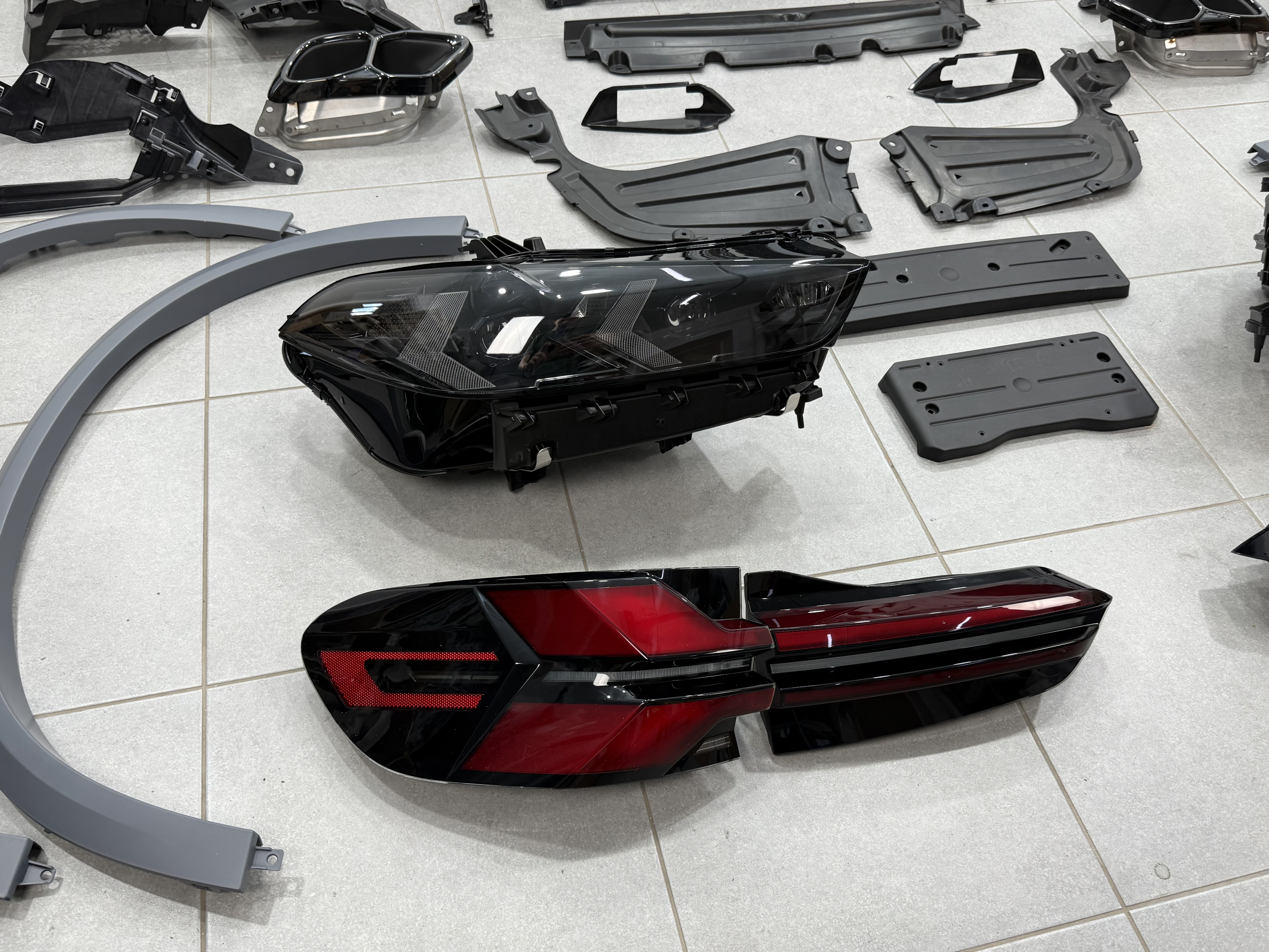 Рестайлінг комплект обвісу M paket Shadow Line 2023+ для BMW X5 G05 2018-2022 4