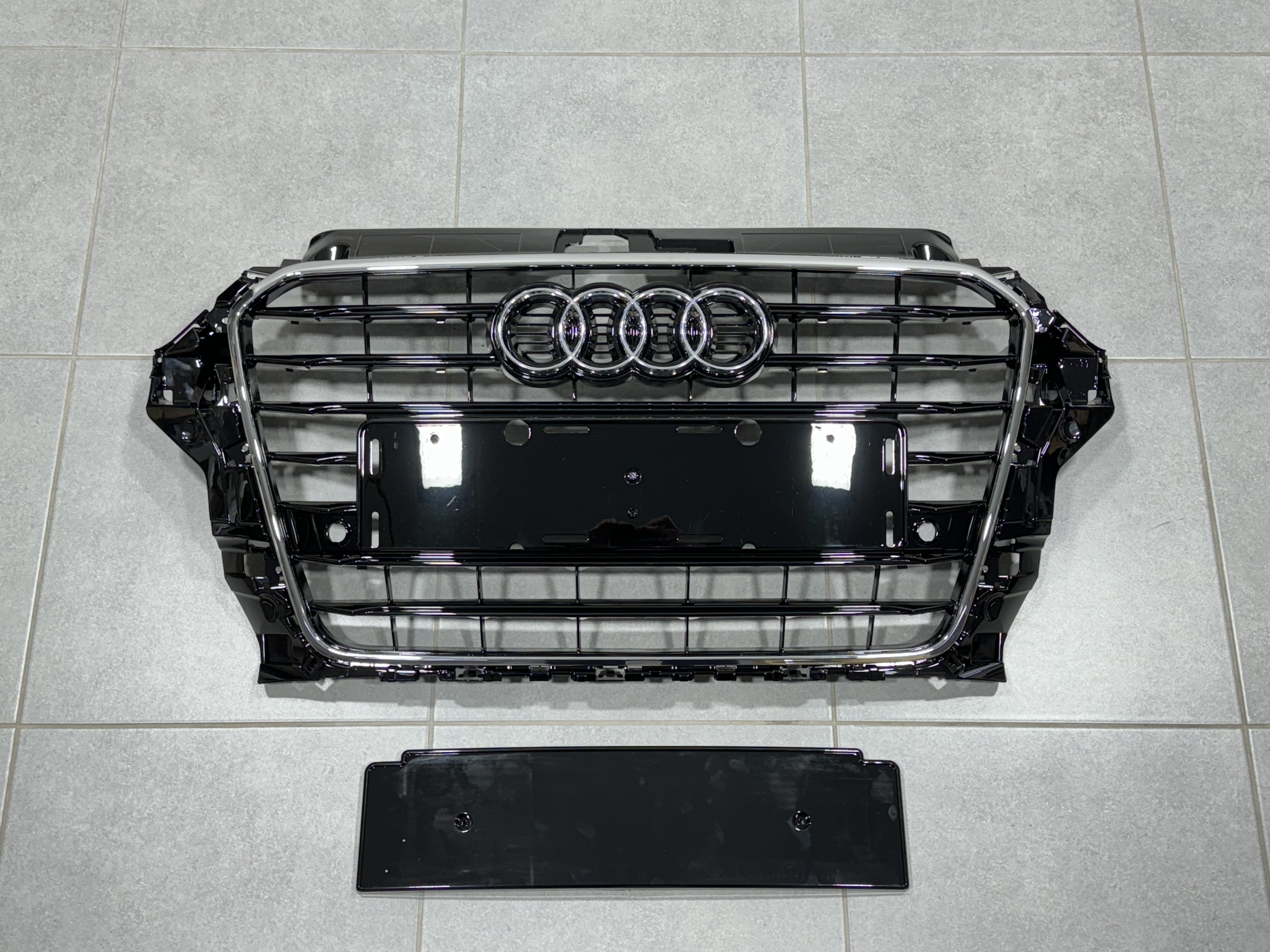 Решітка радіатора для Audi A3 2012-2016 чорна з хромом 4
