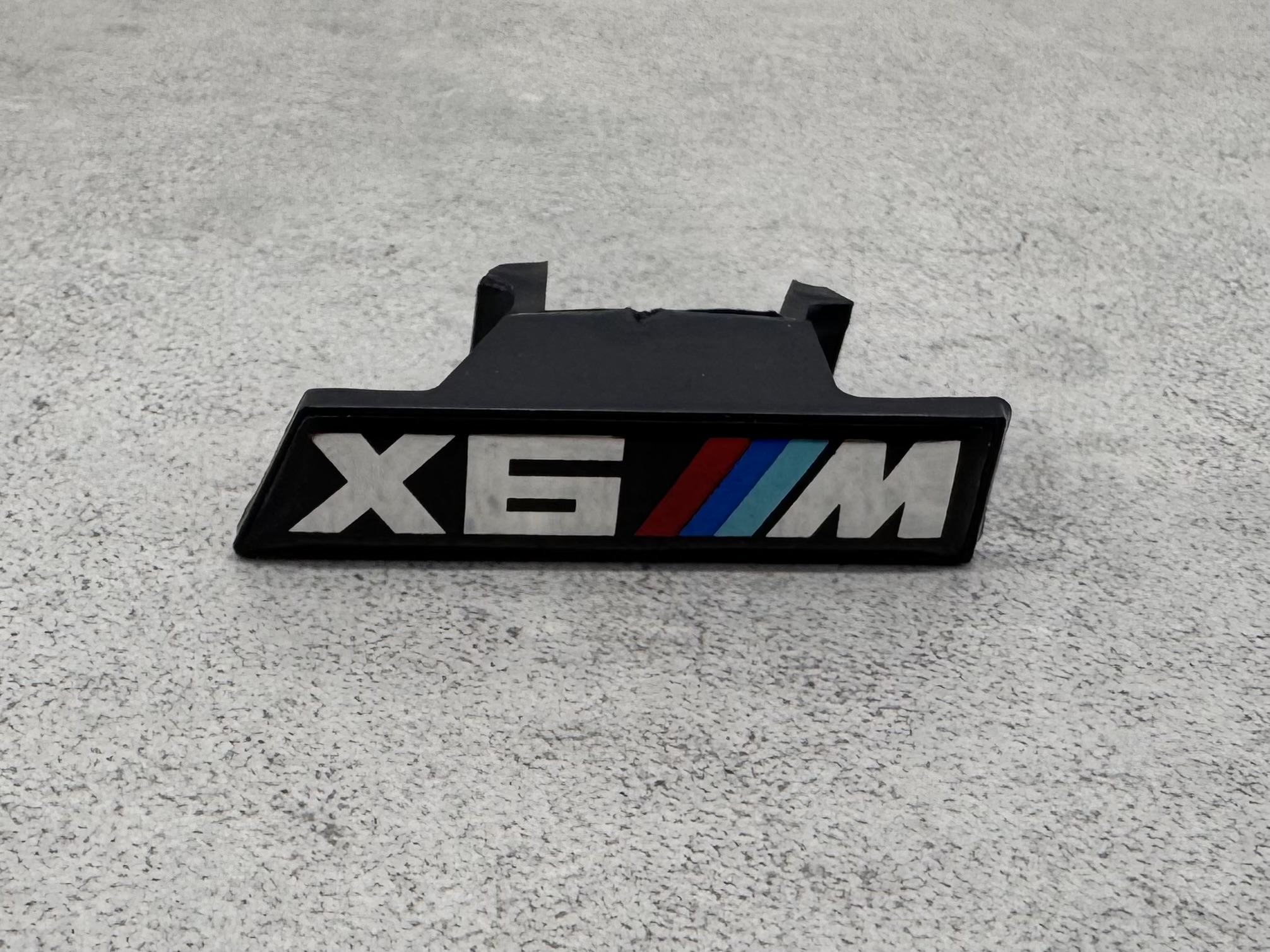 Шильдик у радіаторну решітку X6M BMW X6 G06 дорест 2018-2022 2