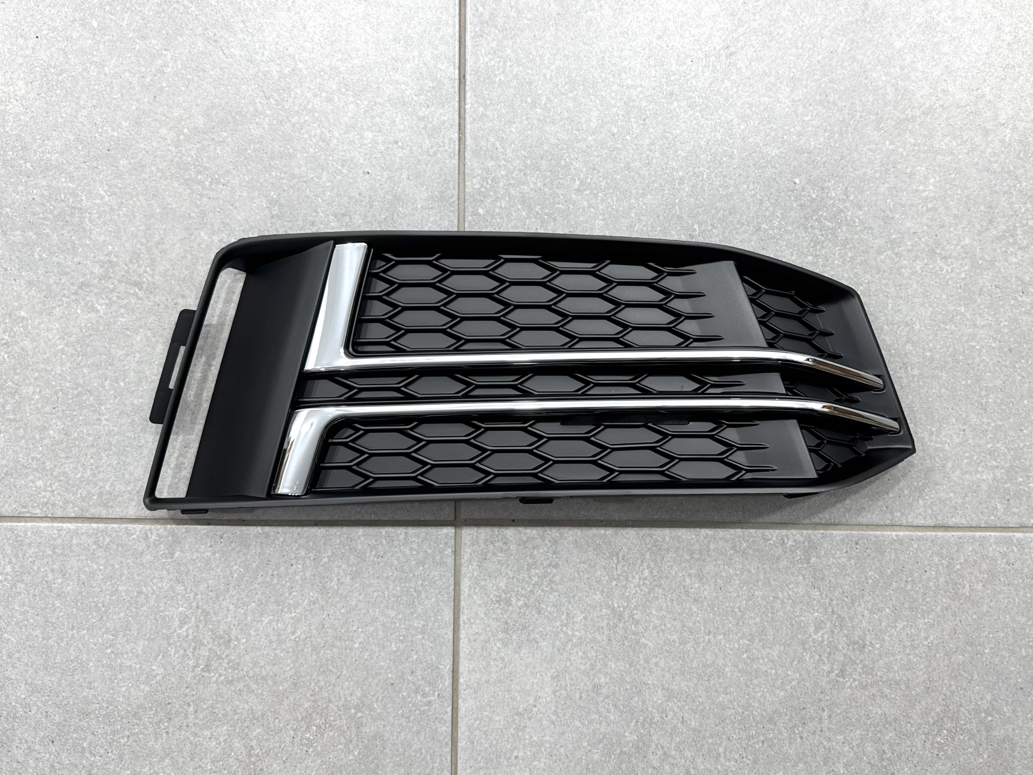 Накладка переднього бампера AUDI A4 B9 2015-2019 ПРАВА СТОРОНА 3
