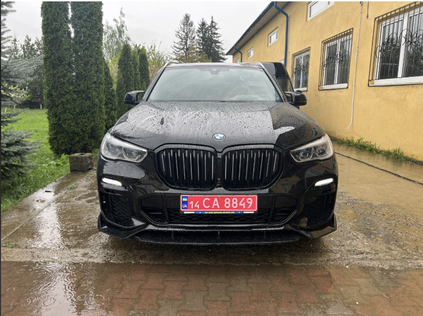 Губа (переднього бампера) Чорний глянець на BMW X5 G05 2018-2022 року 5