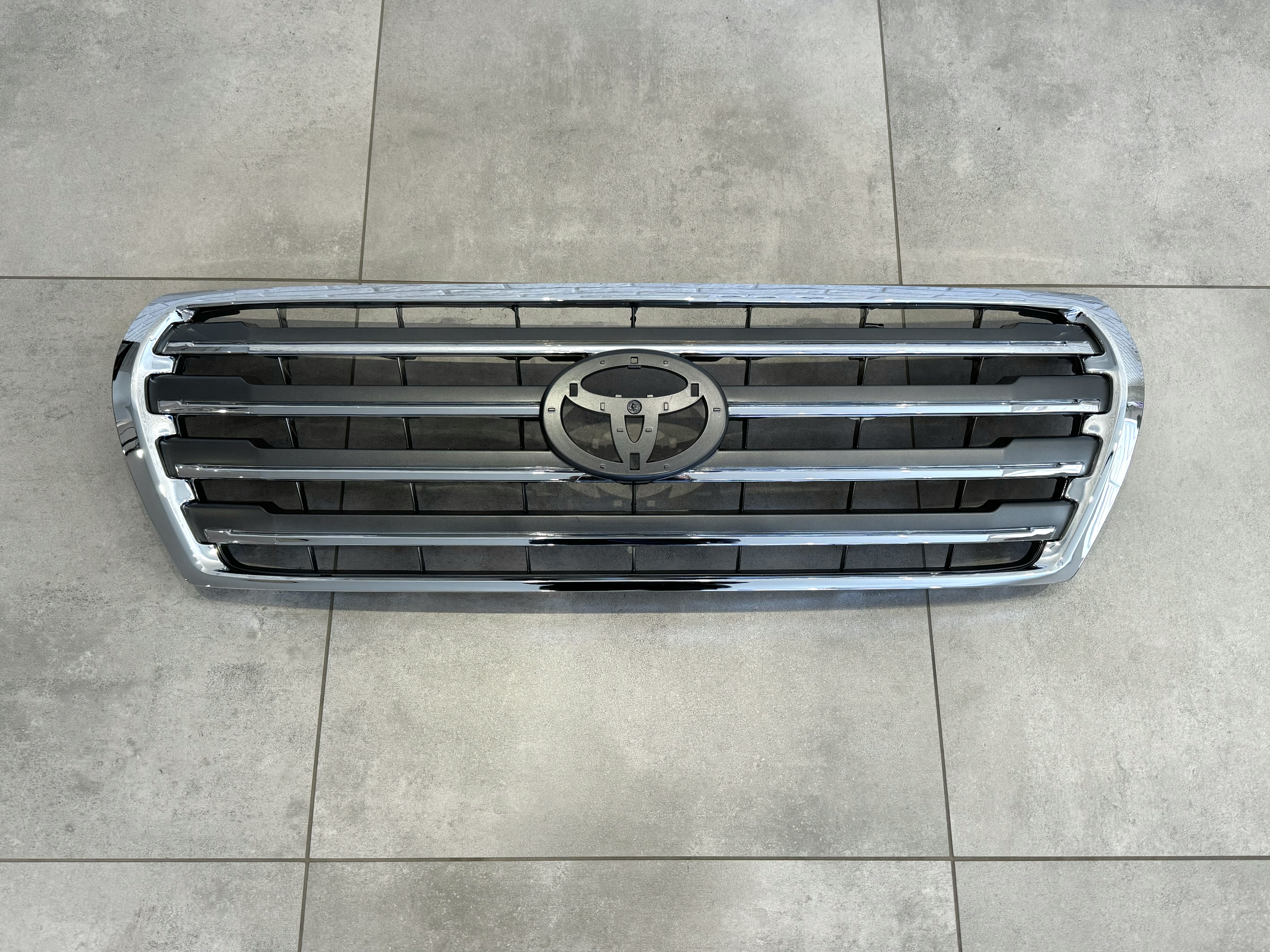 Решітка радіатора дизайн рестайлінг 2012 Toyota Land Cruiser 200 2007-2015 сіра 4