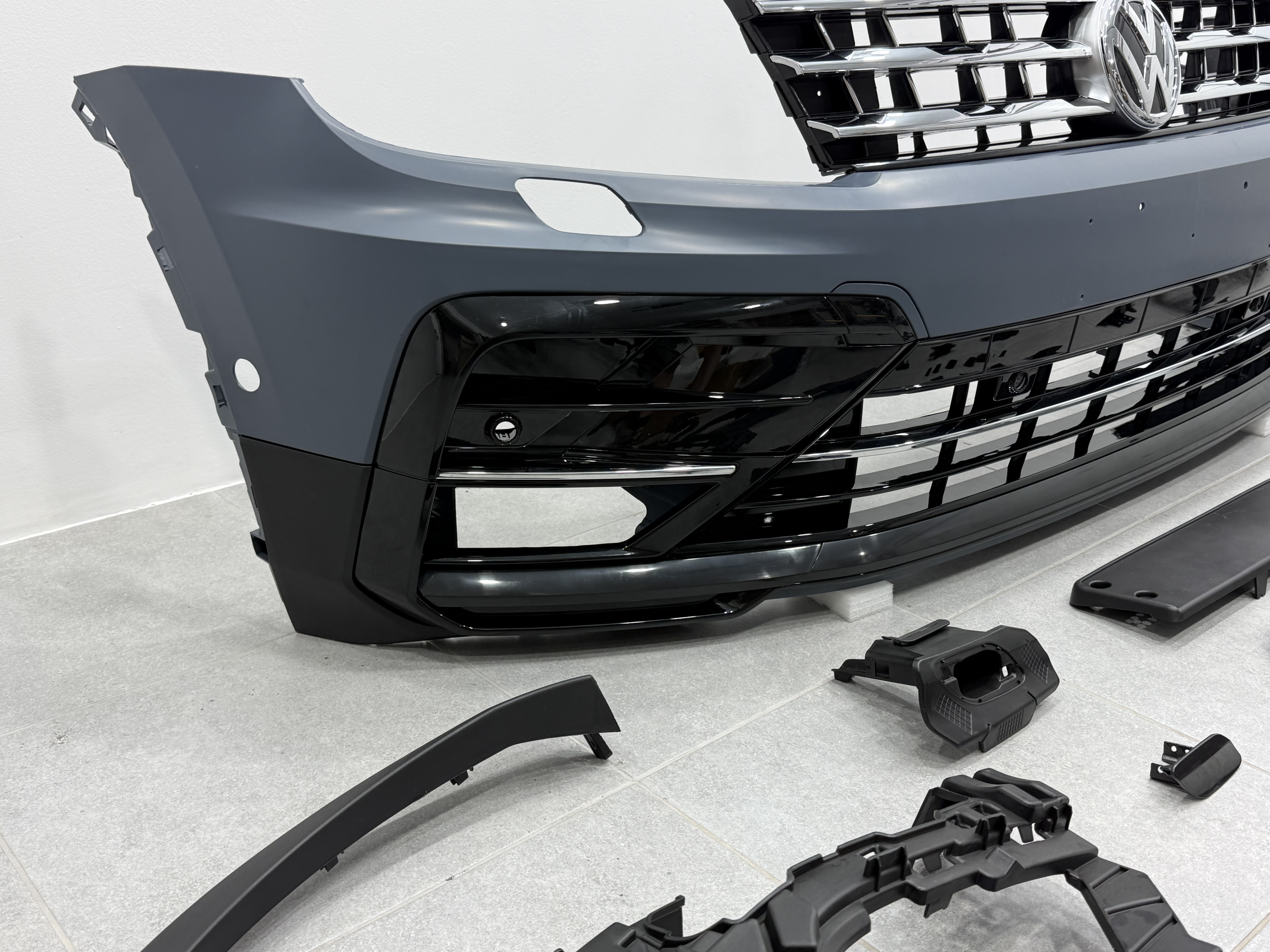 Передній бампер у зборі з арками R-Line Volkswagen Tiguan 2017-2021 5