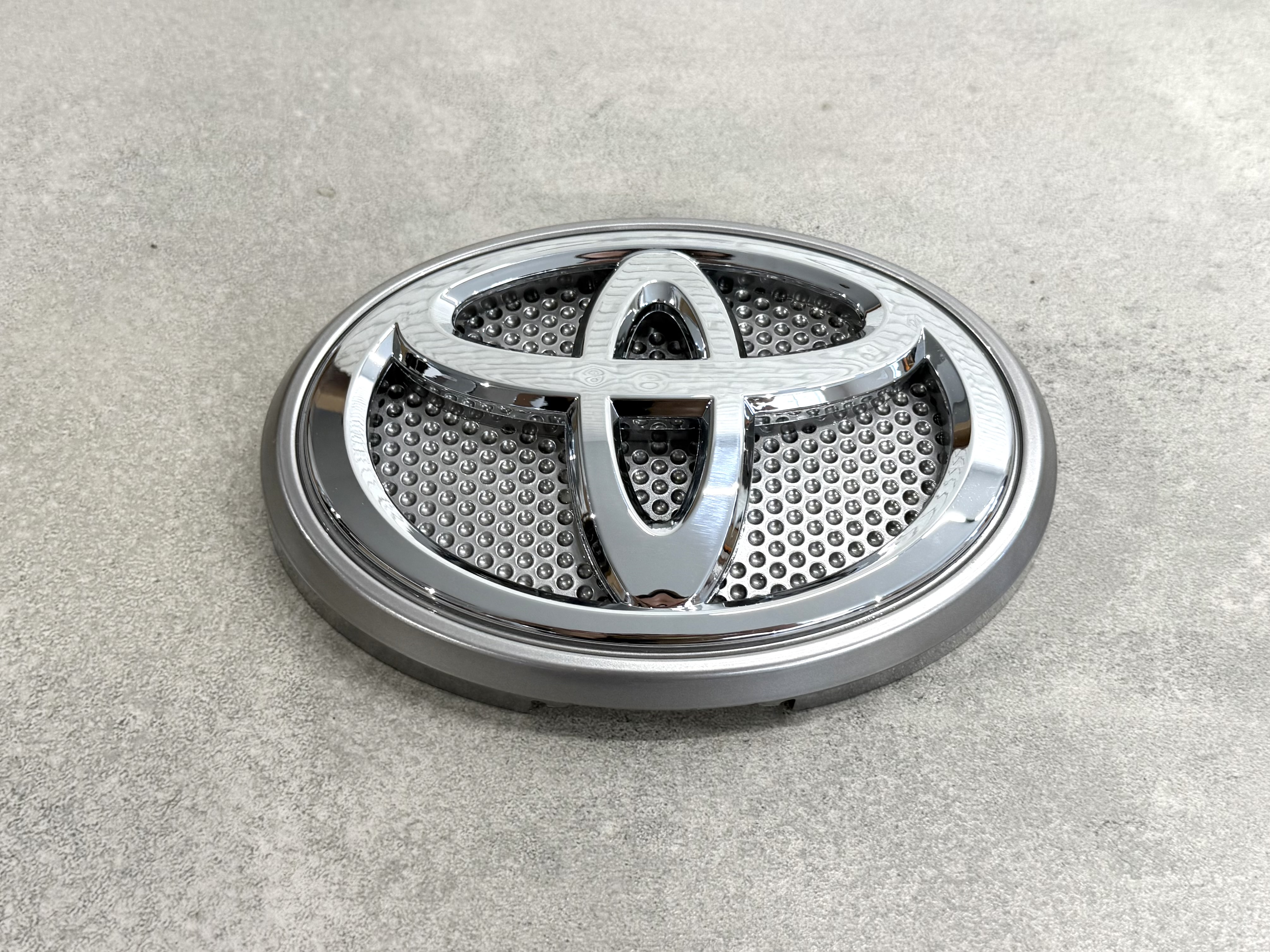 Емблема з подіумом Toyota Land Cruiser Prado 150 2013-2017, колір сірий 2