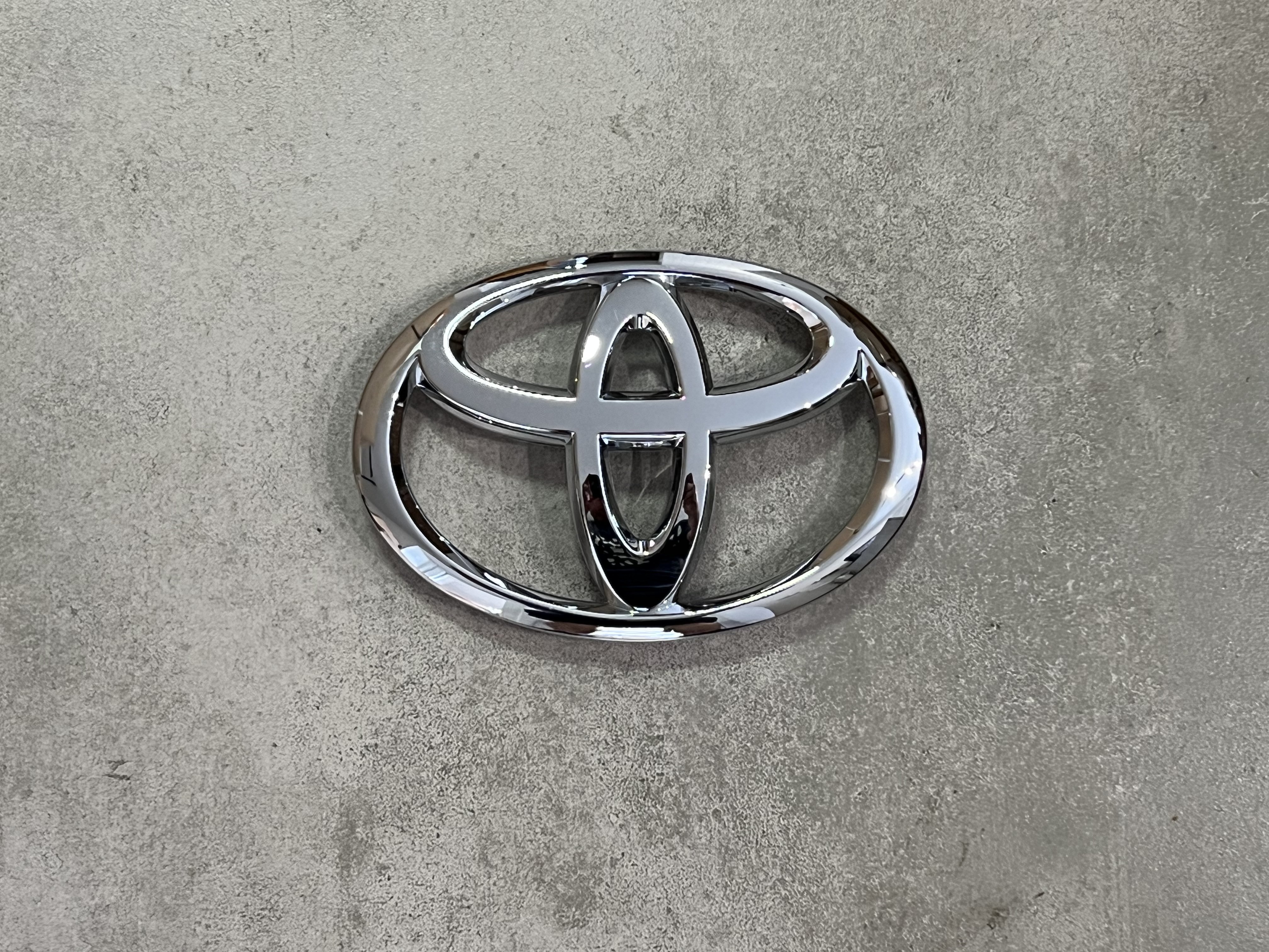 Лого емблема на решітку Toyota Land Cruiser 200 2012-2015