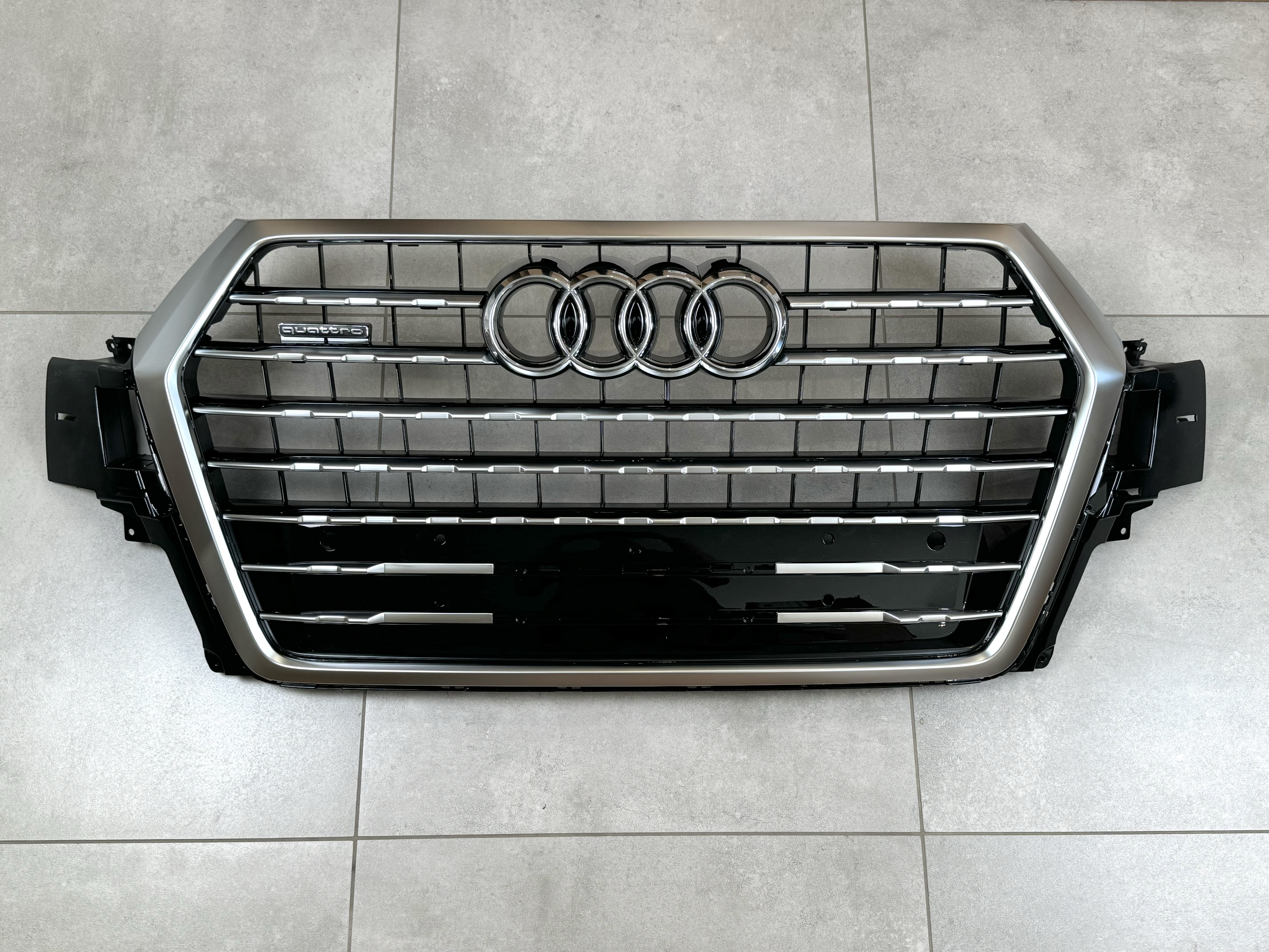 Решітка радіатора Audi Q7 4M 2015-2019 чорні з сірим 4M0 853 651 Q T94 2