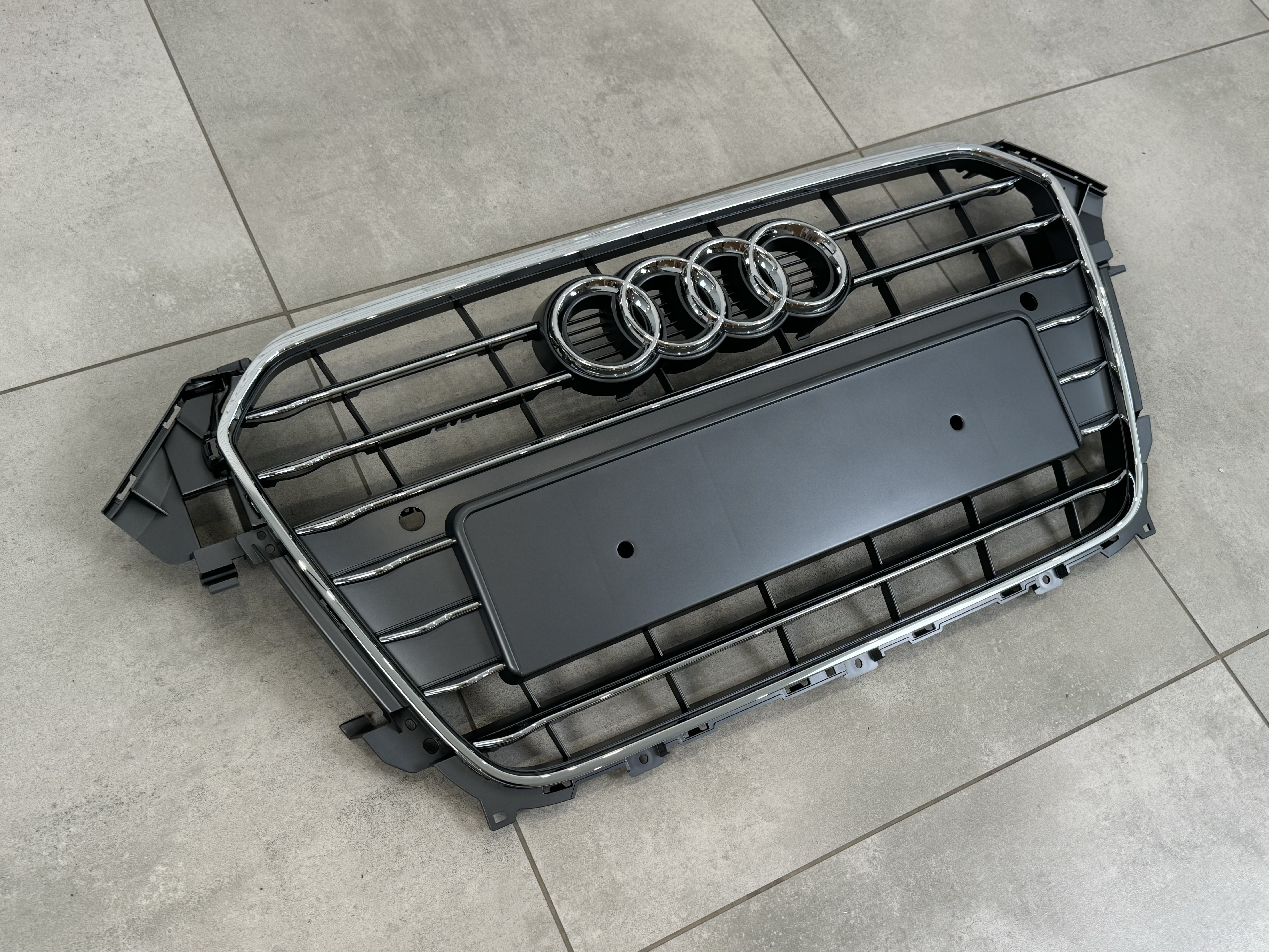 Решітка радіатора Audi A4 B8 2012-2015 сіра з хромом 3
