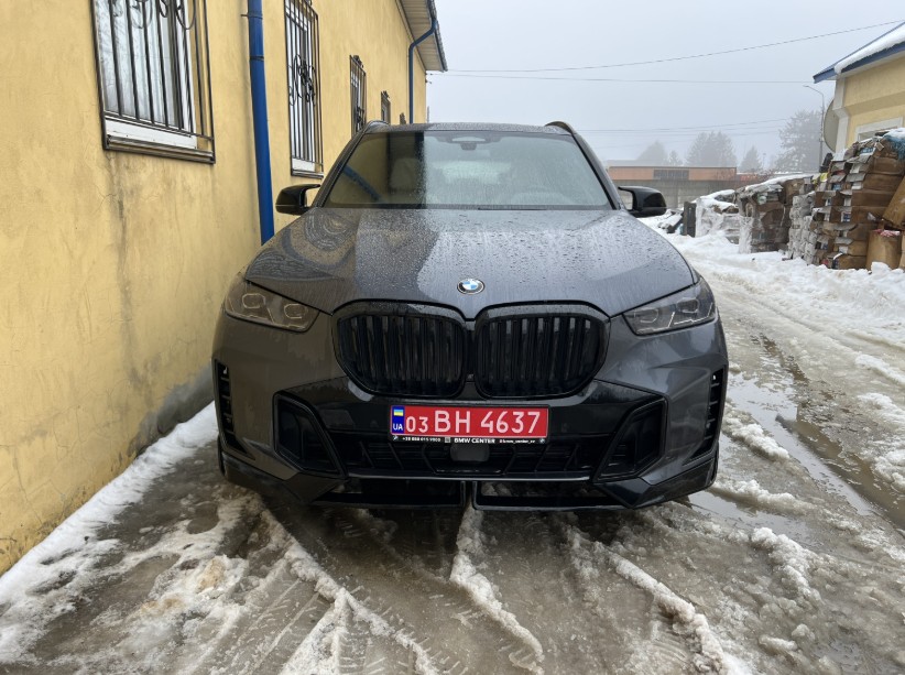 Губа (переднього бампера) Чорний глянець на BMW X5 G05 2023-2025 року 5