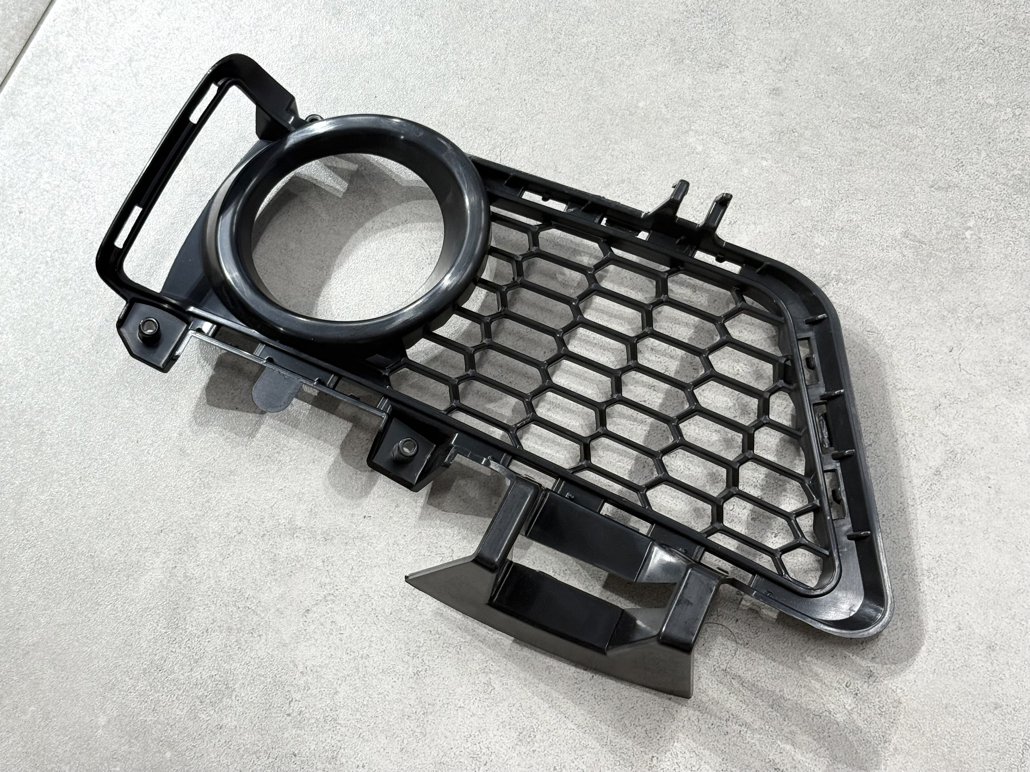 Накладка на протитуманну фару права M пакет 51118062632 BMW 3 series F30 F31 2012-2018 3