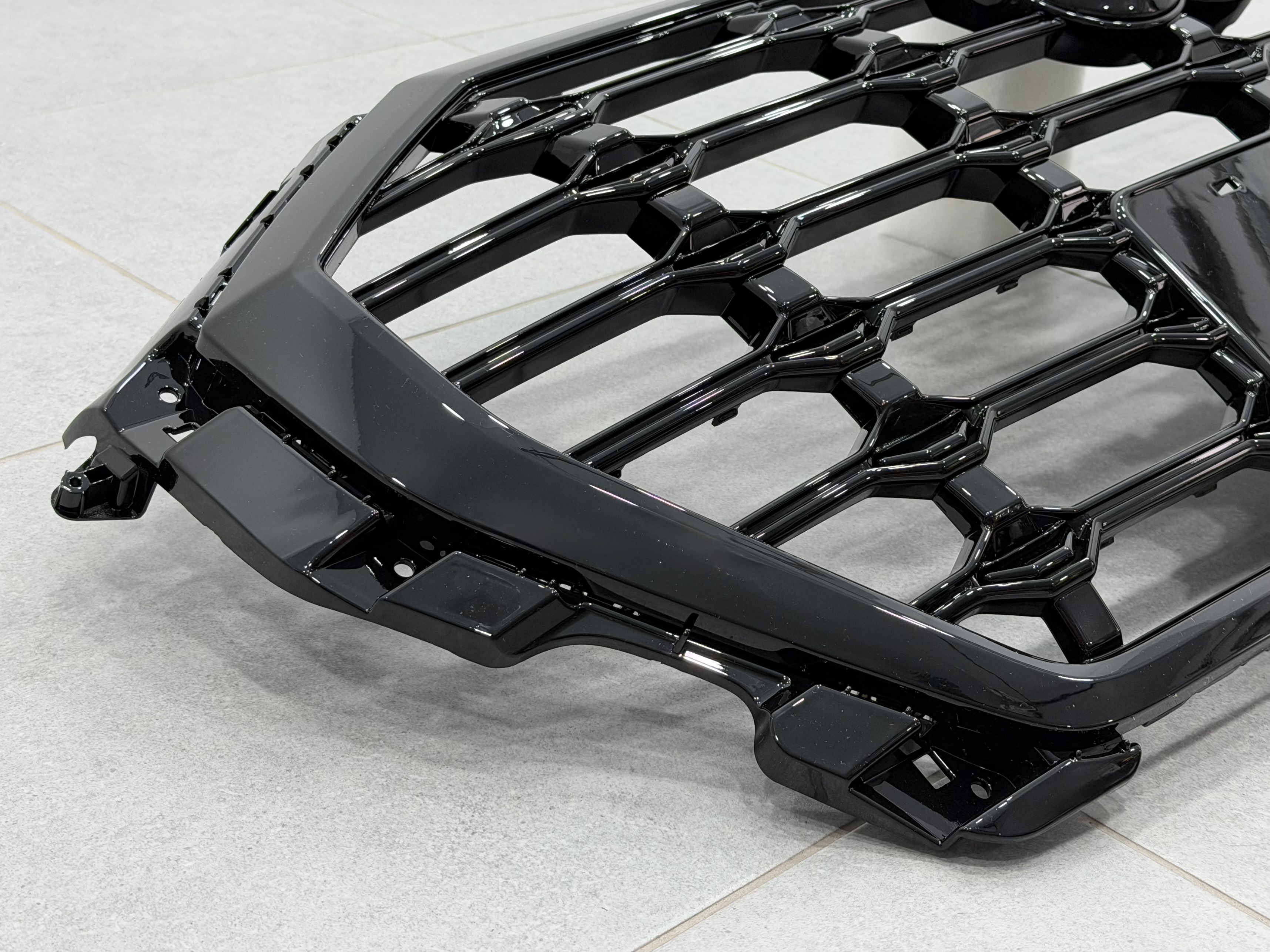 Решітка радіатора S-line BLACK Audi Q3 2019- 4