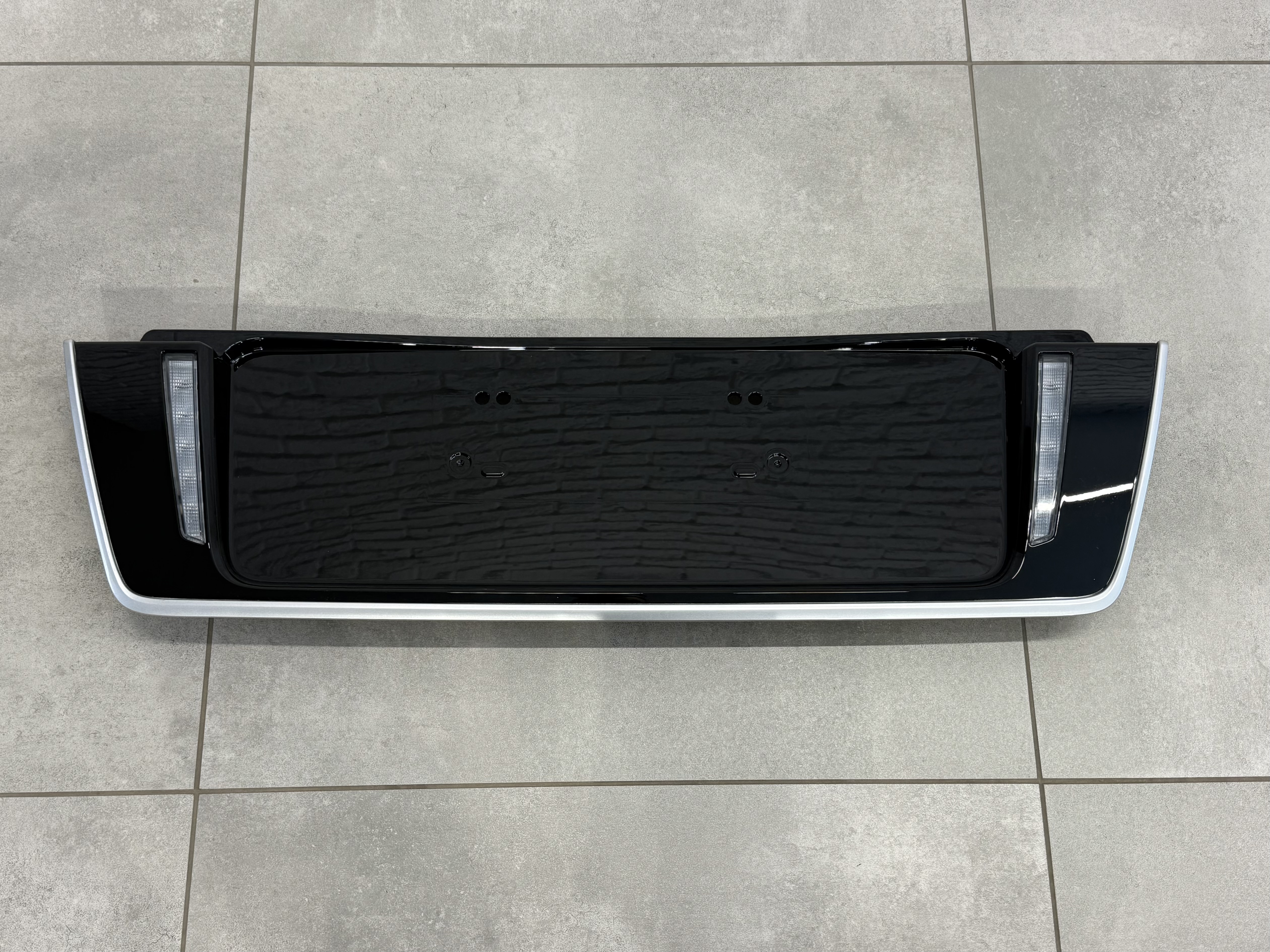 Накладка під номер з LED ліхтарями заднього ходу Lexus LX 570 450d 2008-2021 2