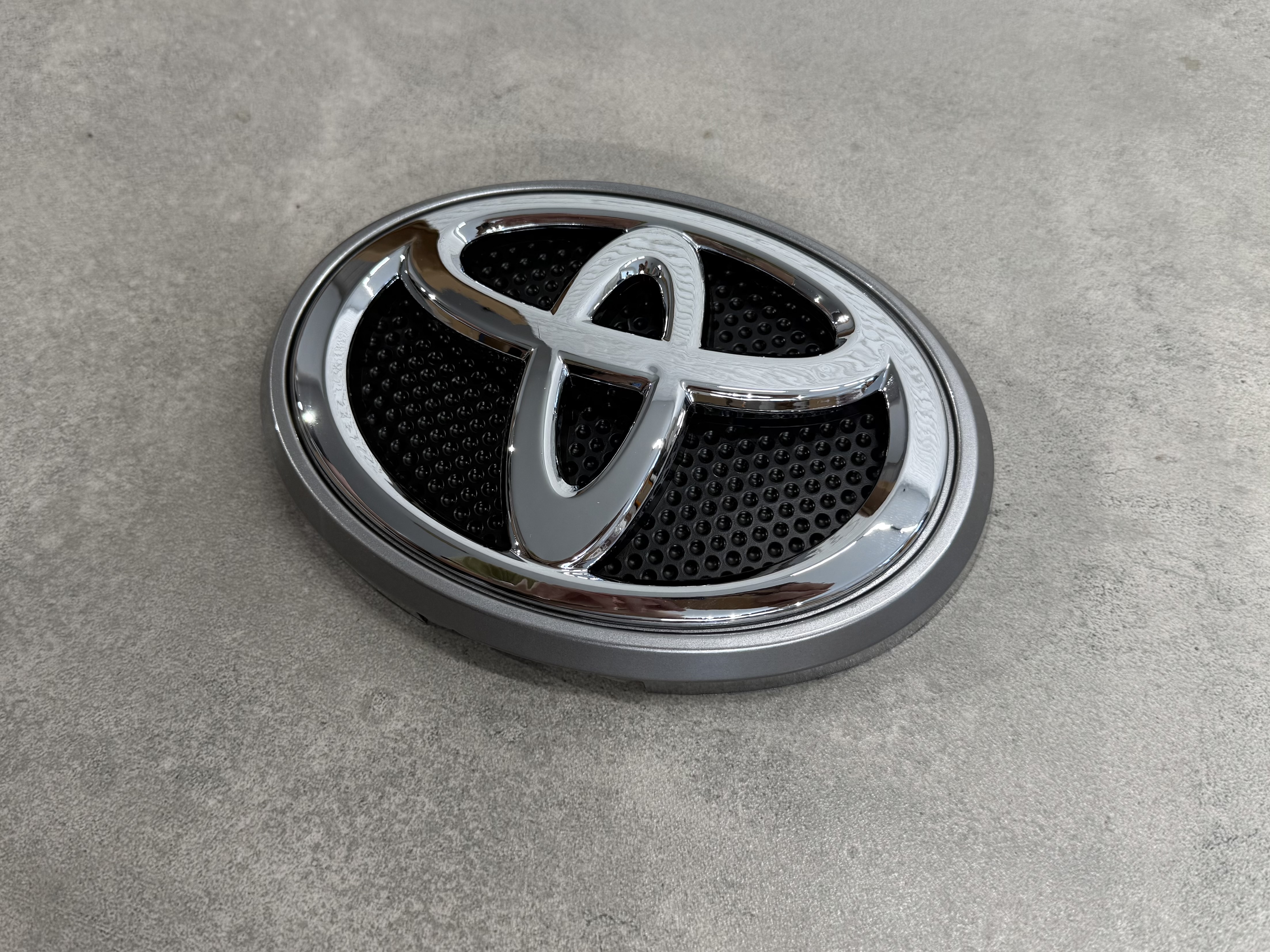 Емблема з подіумом Toyota Land Cruiser Prado 150 2013-2017 3