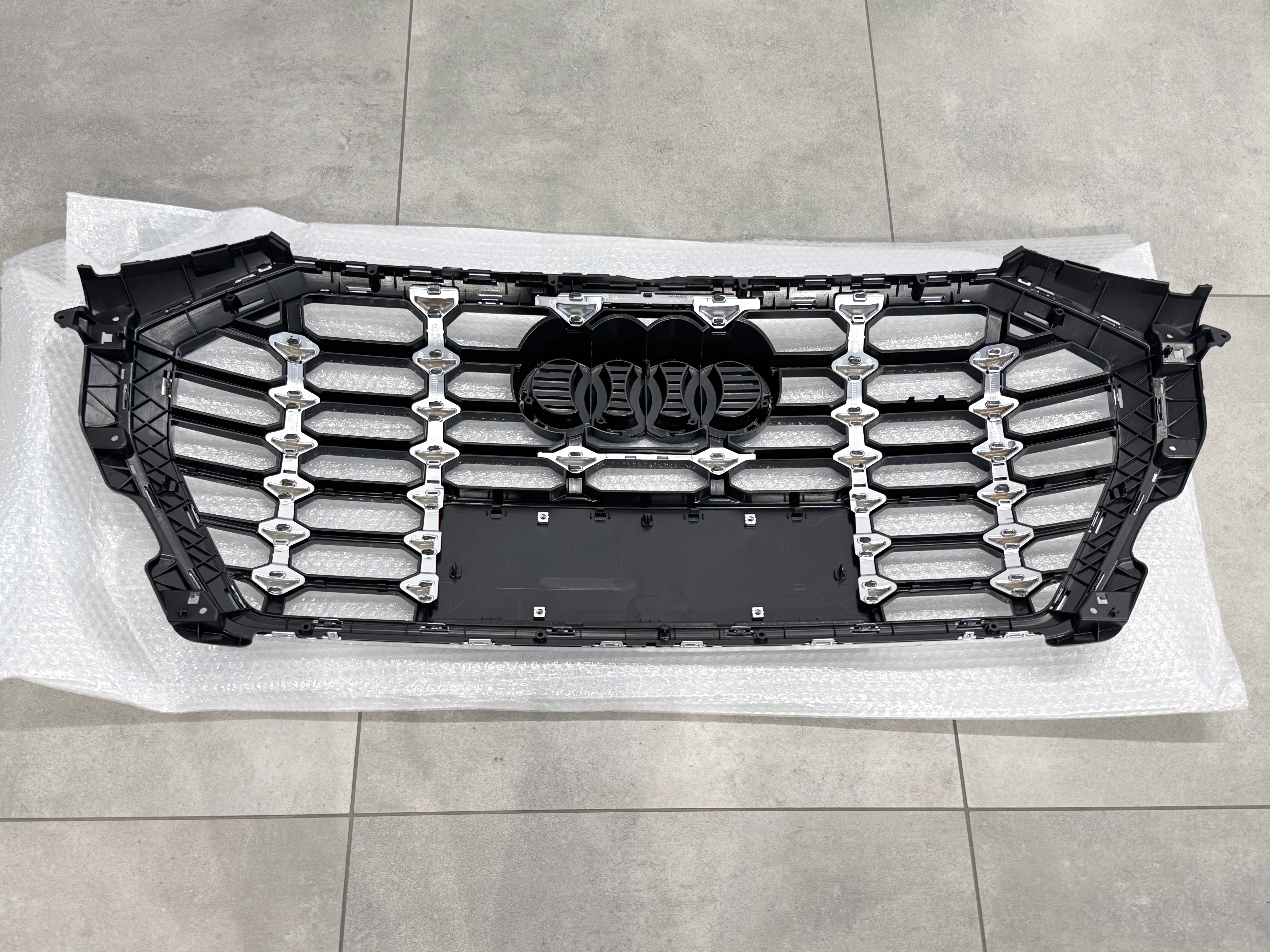 Решітка радіатора S-line Audi Q3 2019- 2