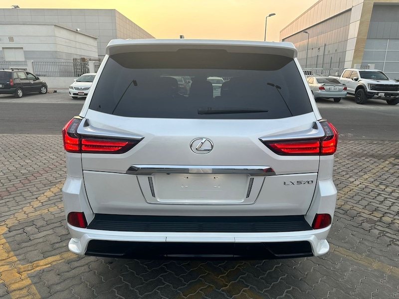 Обвіс спідниця заднього бампера Lexus LX 570 450d 2015-2022 колір білий 2