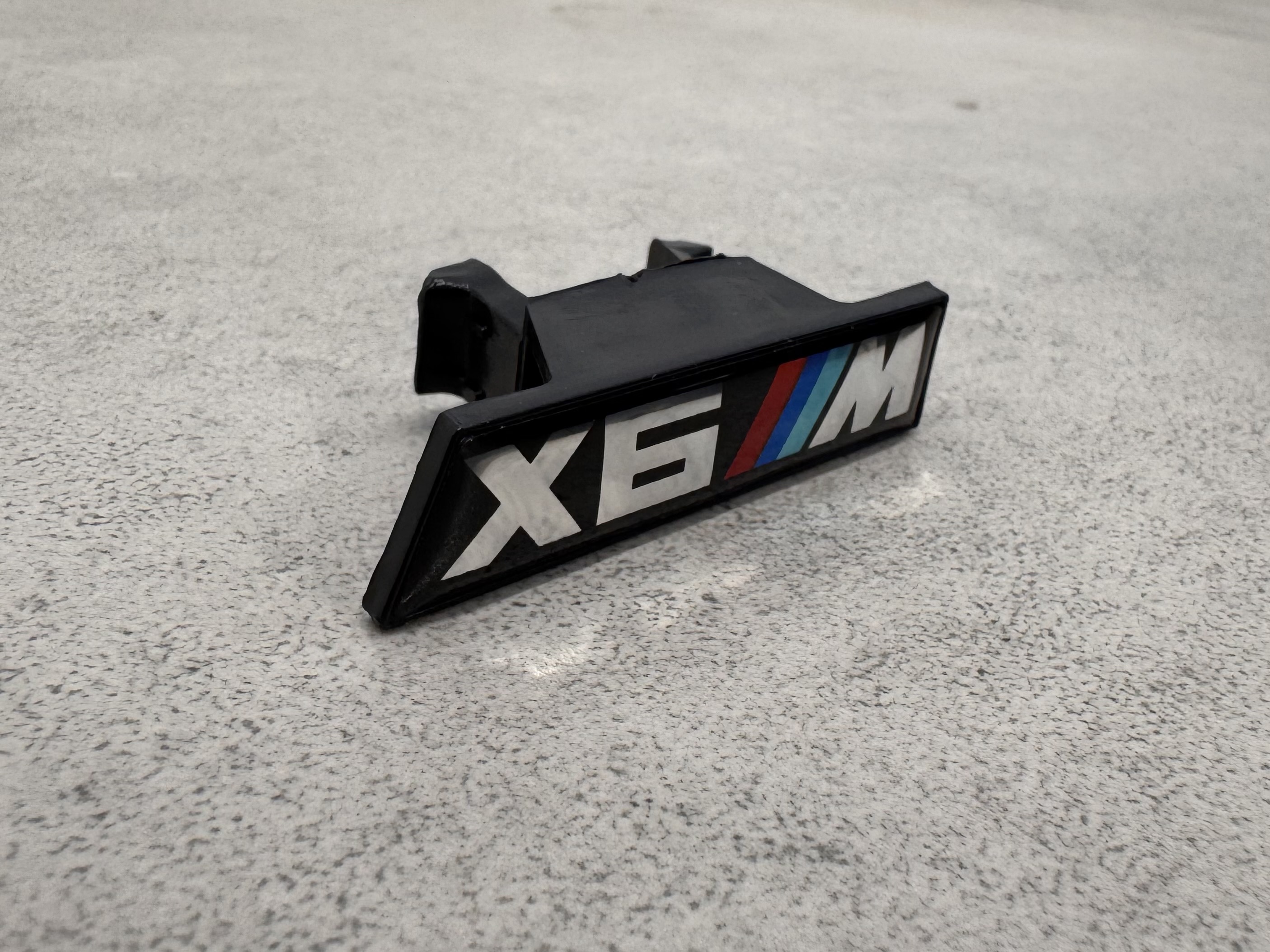 Шильдик у радіаторну решітку X6M BMW X6 G06 дорест 2018-2022 3