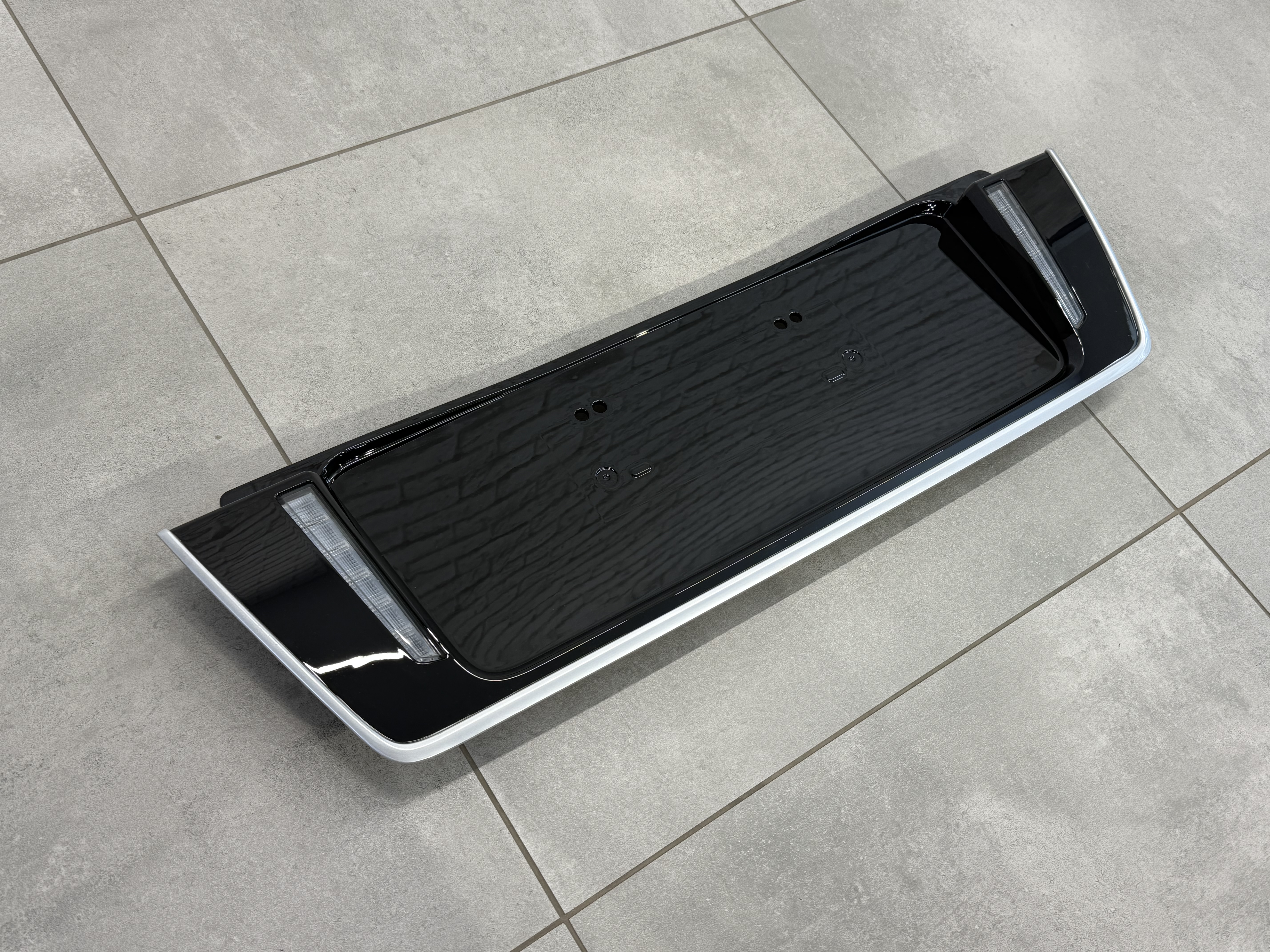 Накладка під номер з LED ліхтарями заднього ходу Lexus LX 570 450d 2008-2021 3