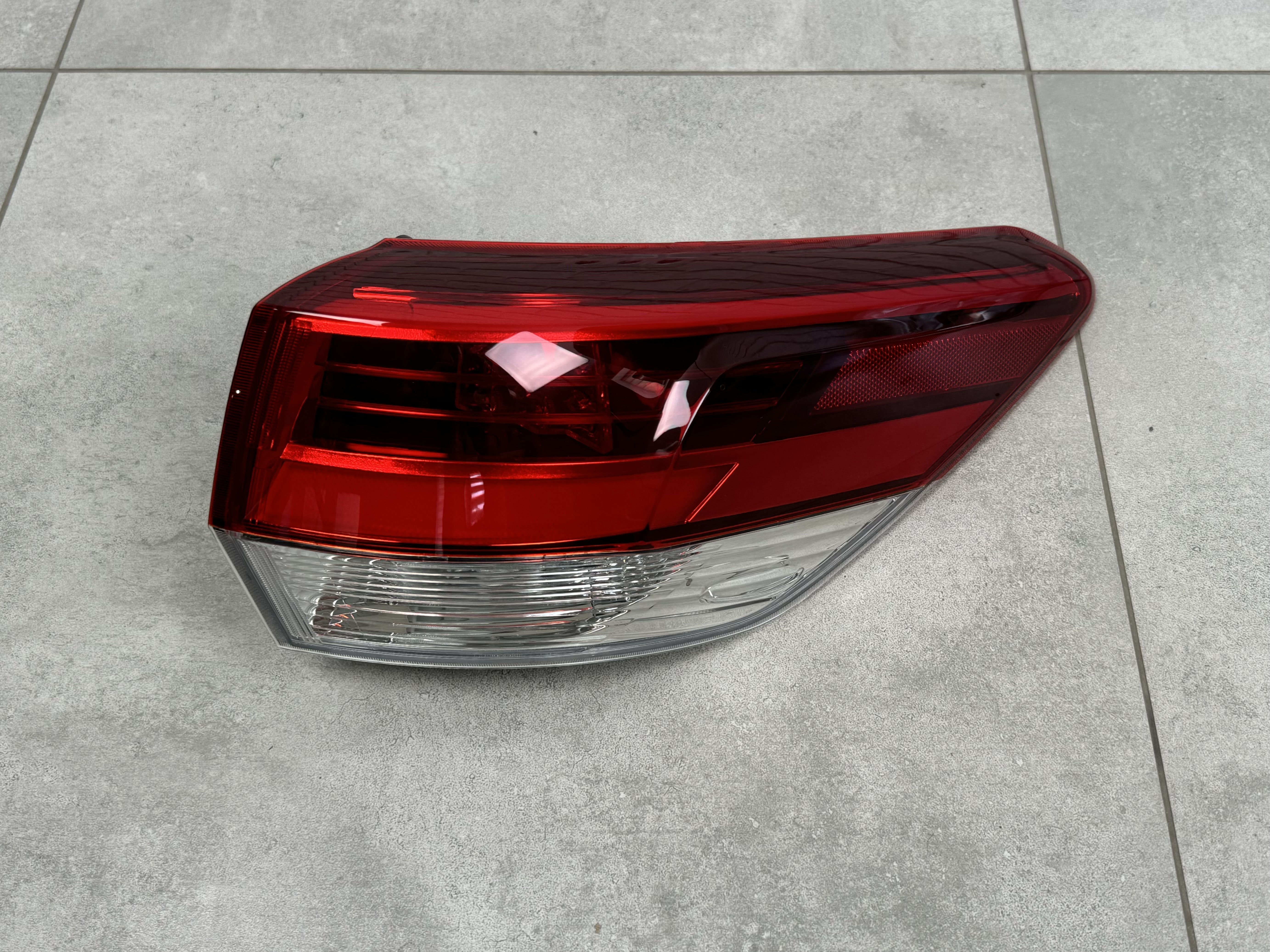 Задній ліхтар зовнішній правий Toyota Highlander 2017-2019 3