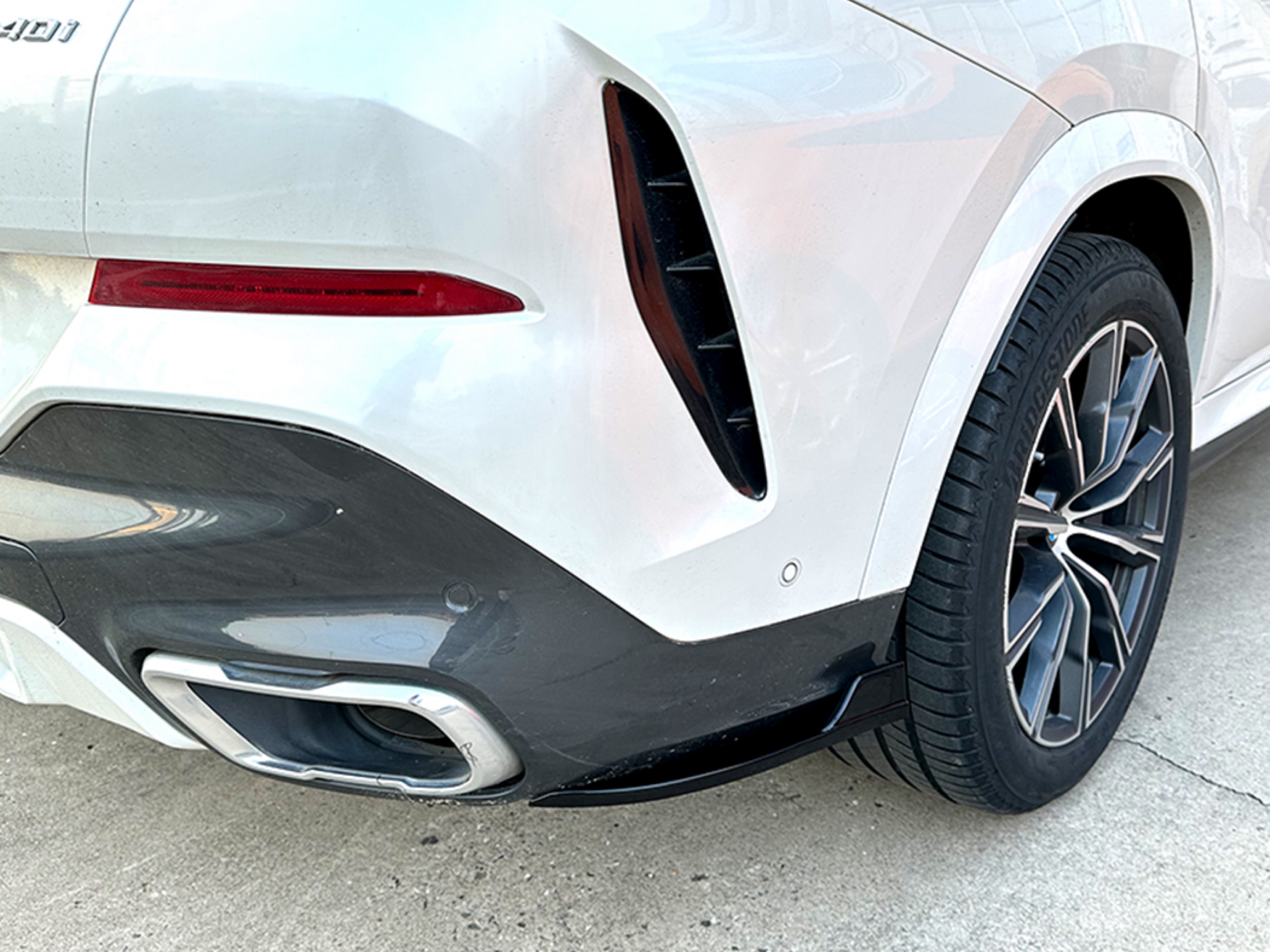Леза накладки заднього бампера M-Performance BMW X6 G06 2019 - 2шт. ABS пластик, чорний глянець 2