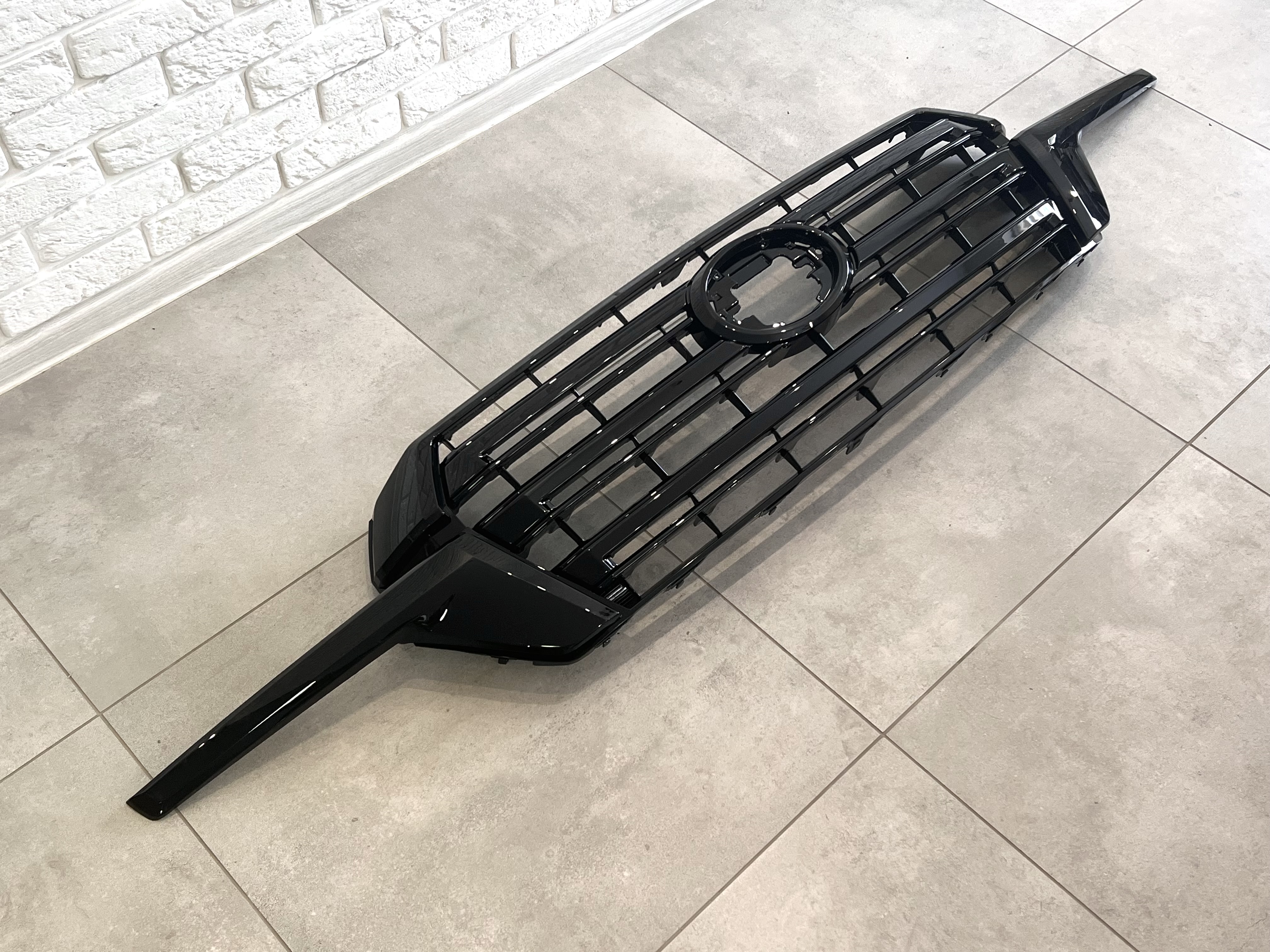 Решітка радіатора з віями BLACK Toyota Land Cruiser 200 2015-2022 2