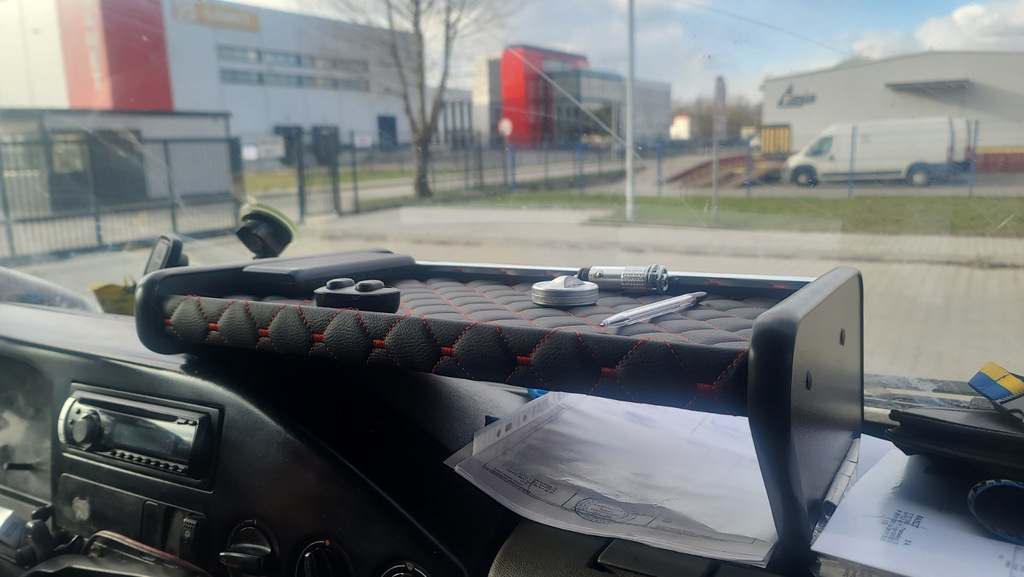 Полиця на панель (Чорна з червоною ниткою)