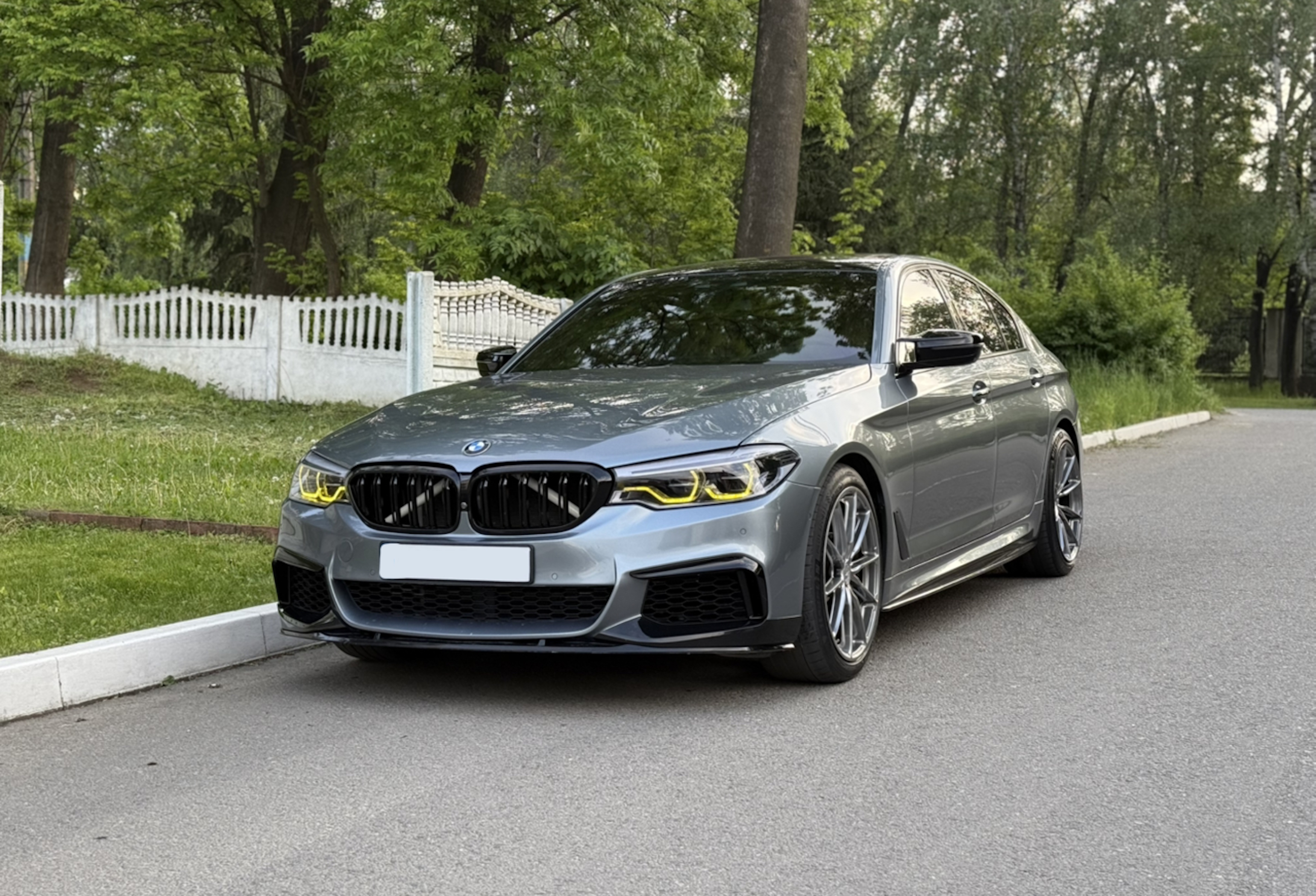 Губа (переднього бампера) Чорний глянець (M-Performance) V1 на BMW 5 Series G30 / G31 2017-2020 року 4