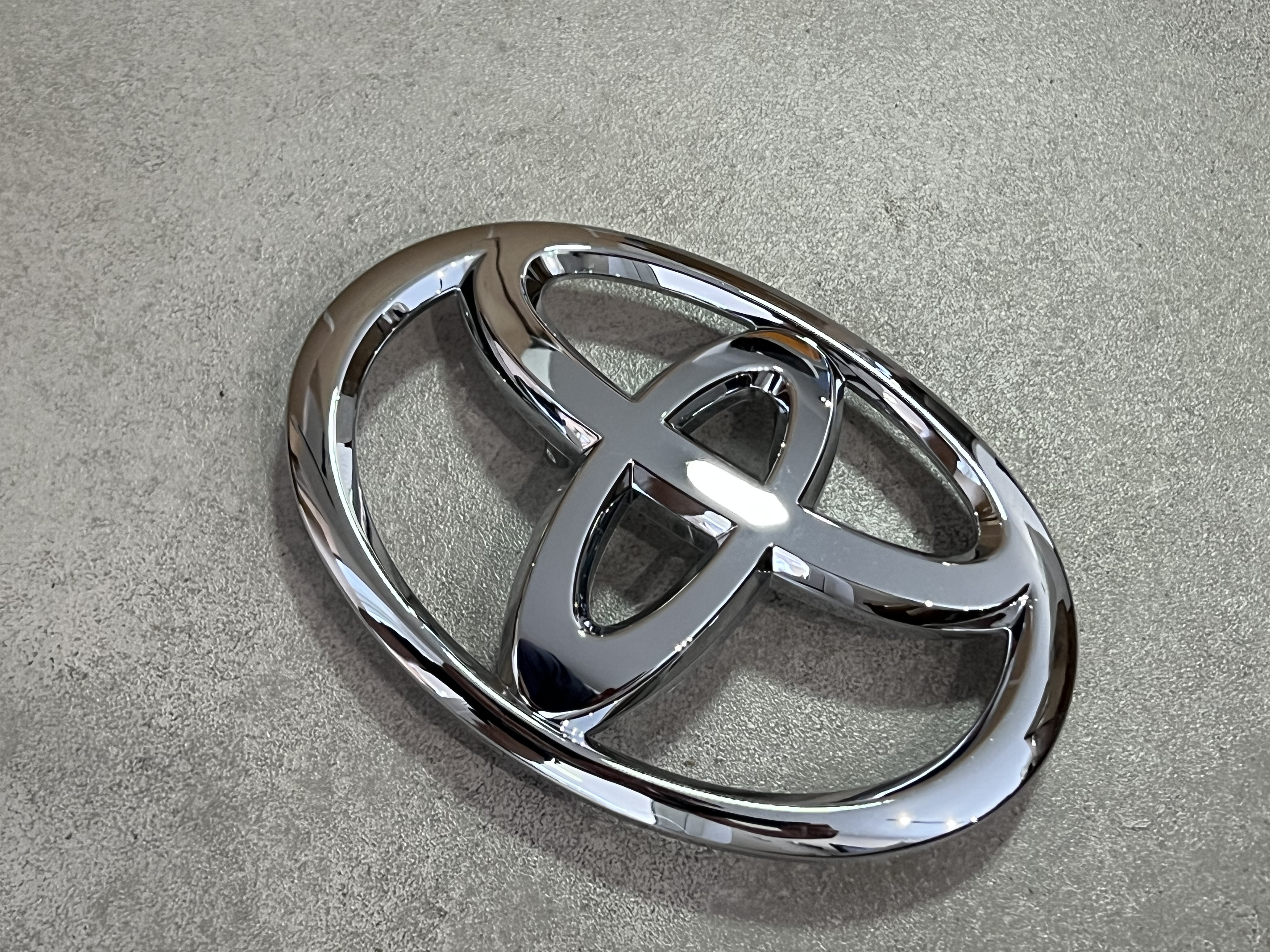 Лого емблема на решітку Toyota Land Cruiser 200 2012-2015 5