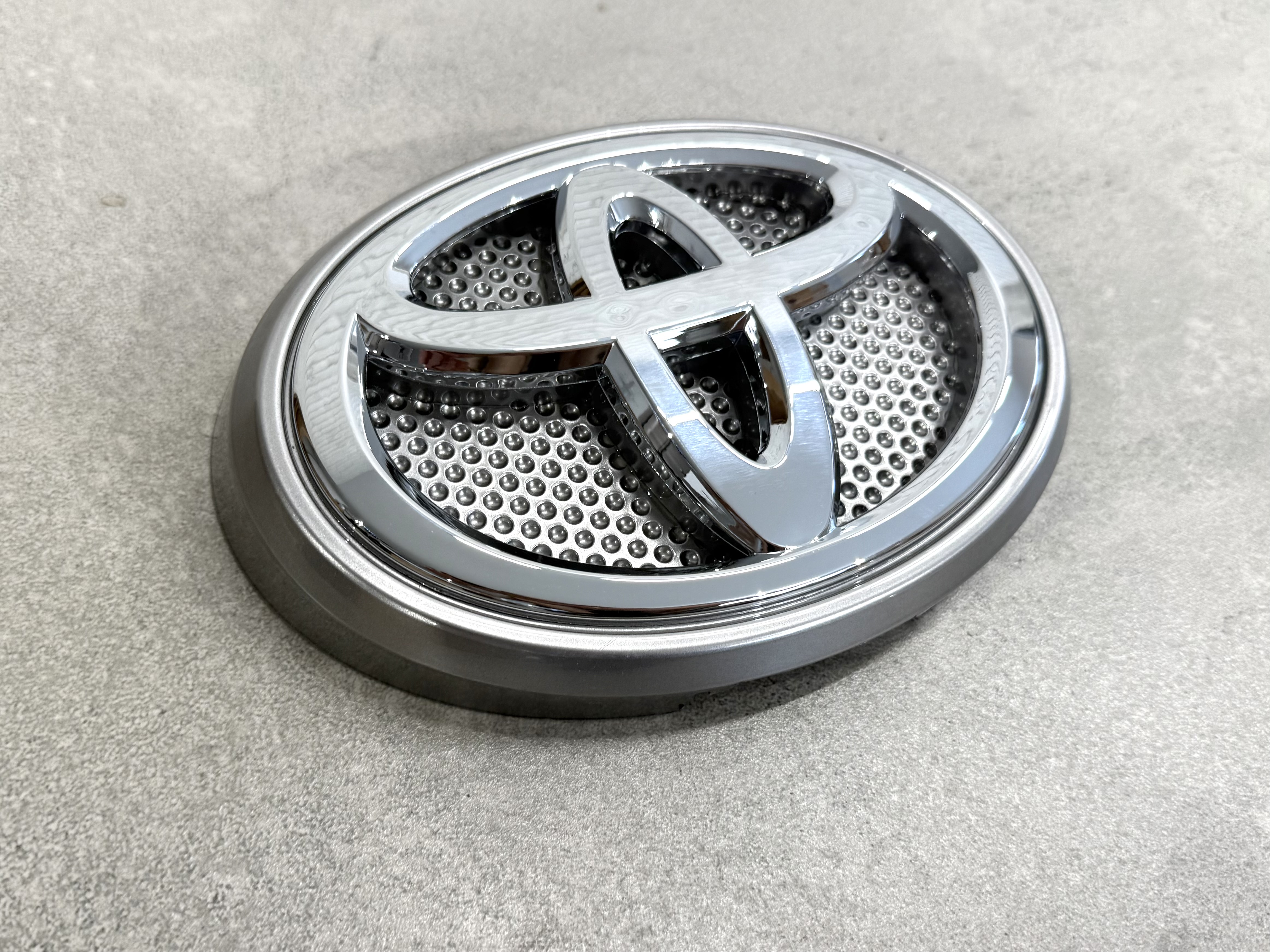 Емблема з подіумом Toyota Land Cruiser Prado 150 2013-2017, колір сірий 3