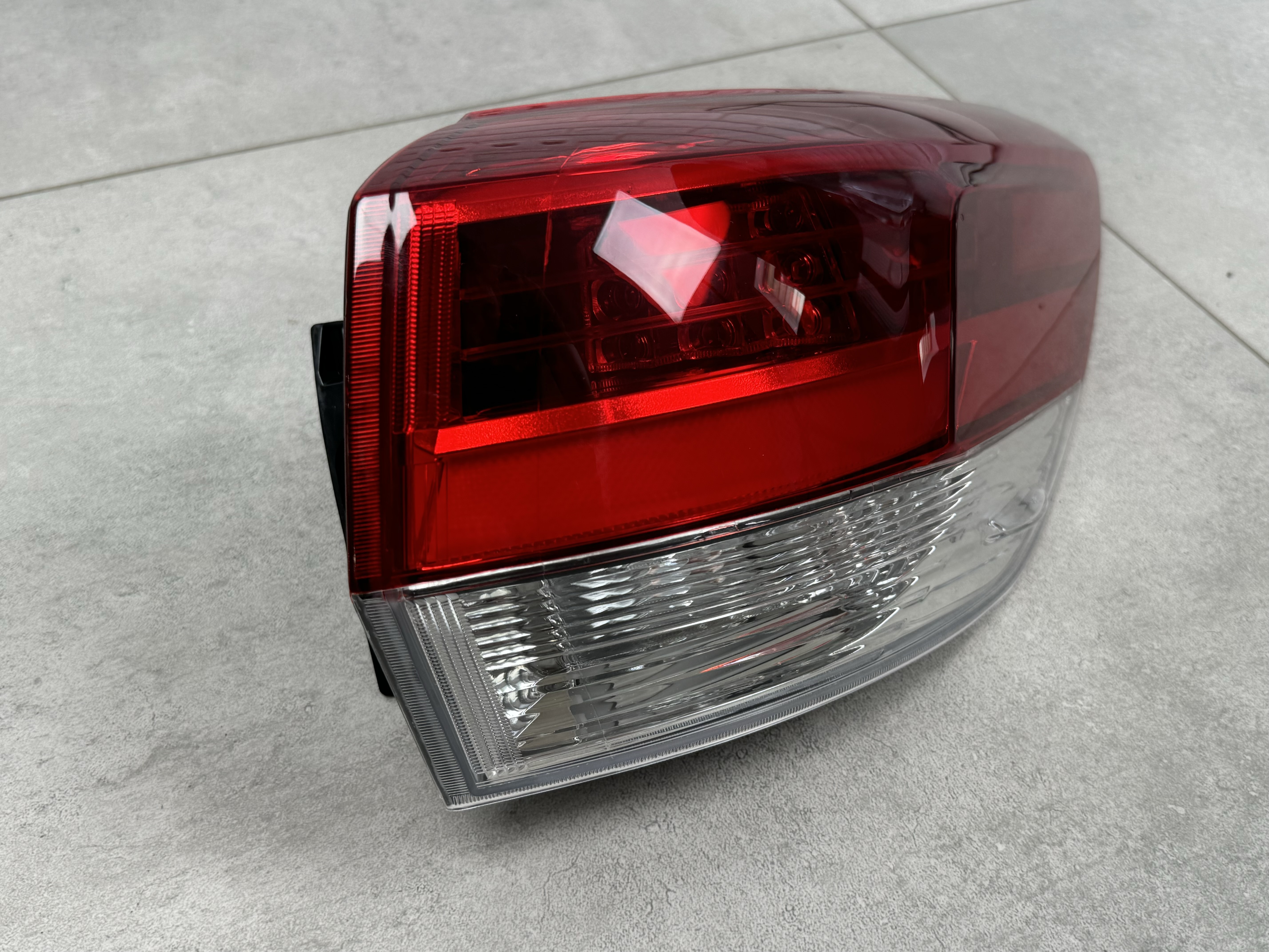 Задній ліхтар зовнішній правий Toyota Highlander 2017-2019 4