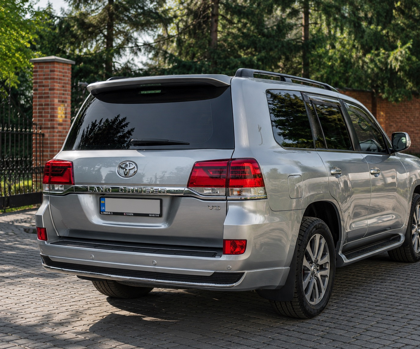 Задня накладка з хромом 2016-2021 (Executive 2019/2021) Білий колір 4