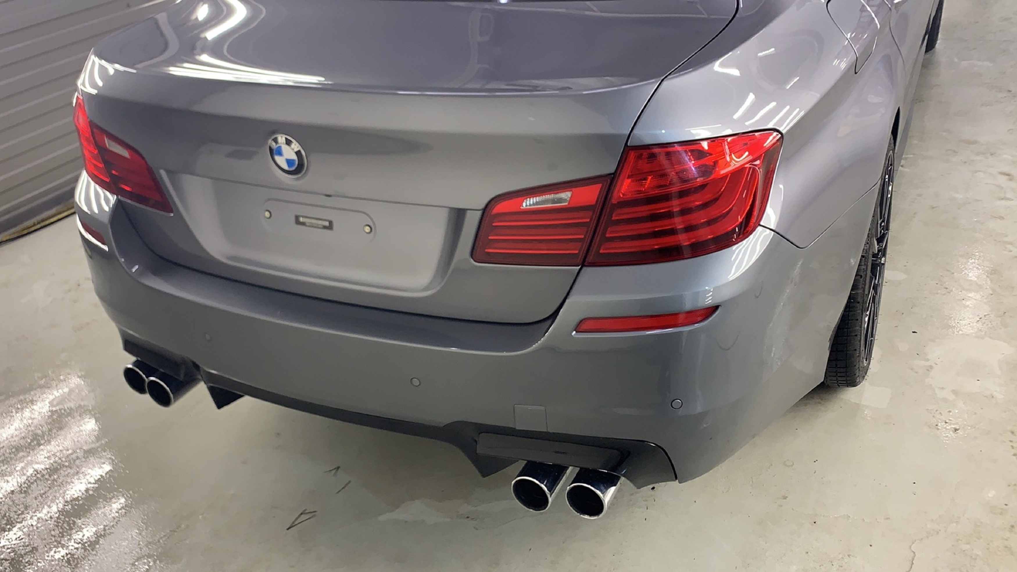 Задній бампер (стиль М5) на BMW 5 Series F10 / F11 2010-2017 року 4