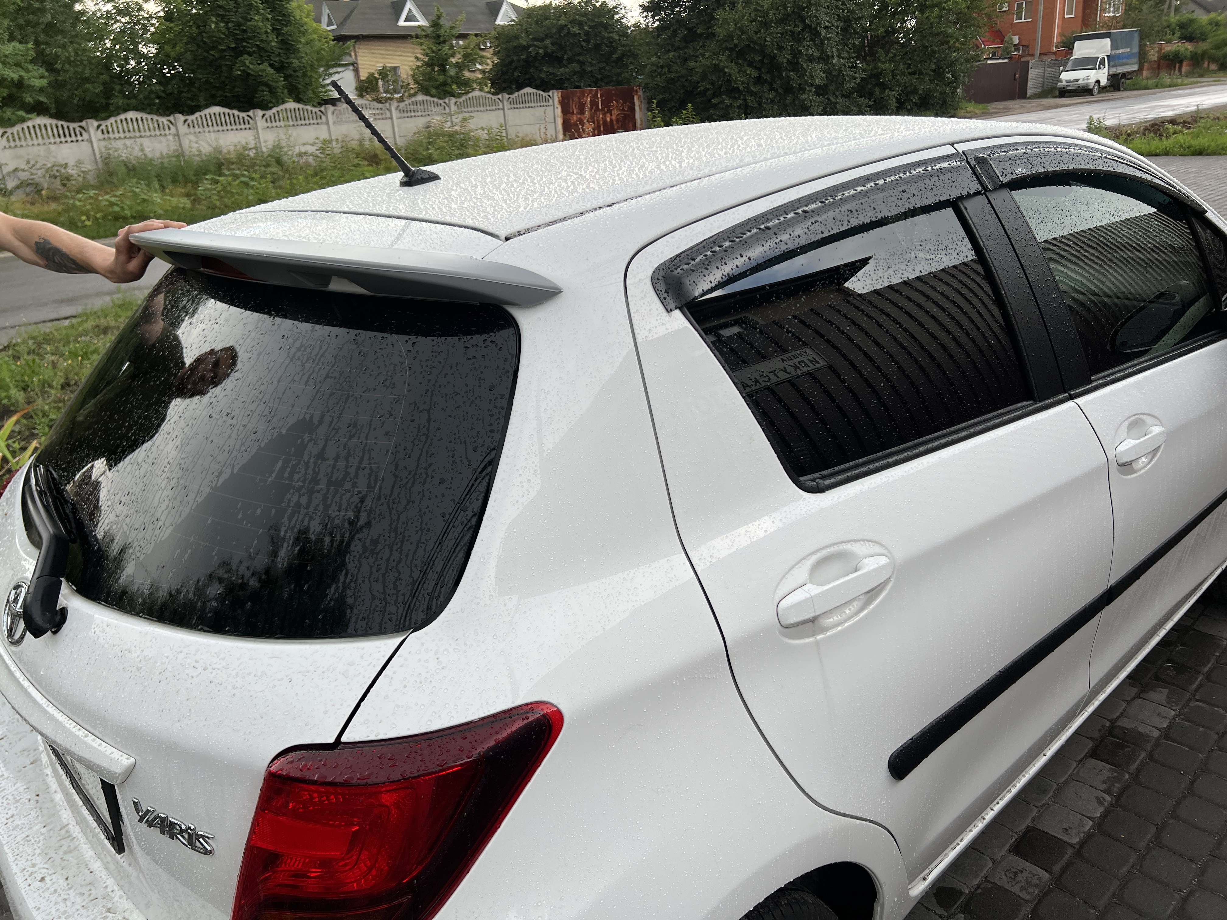 Спойлер козирок на кришку багажника Toyota Yaris 2011-2015 ABS пластик під фарбування 5
