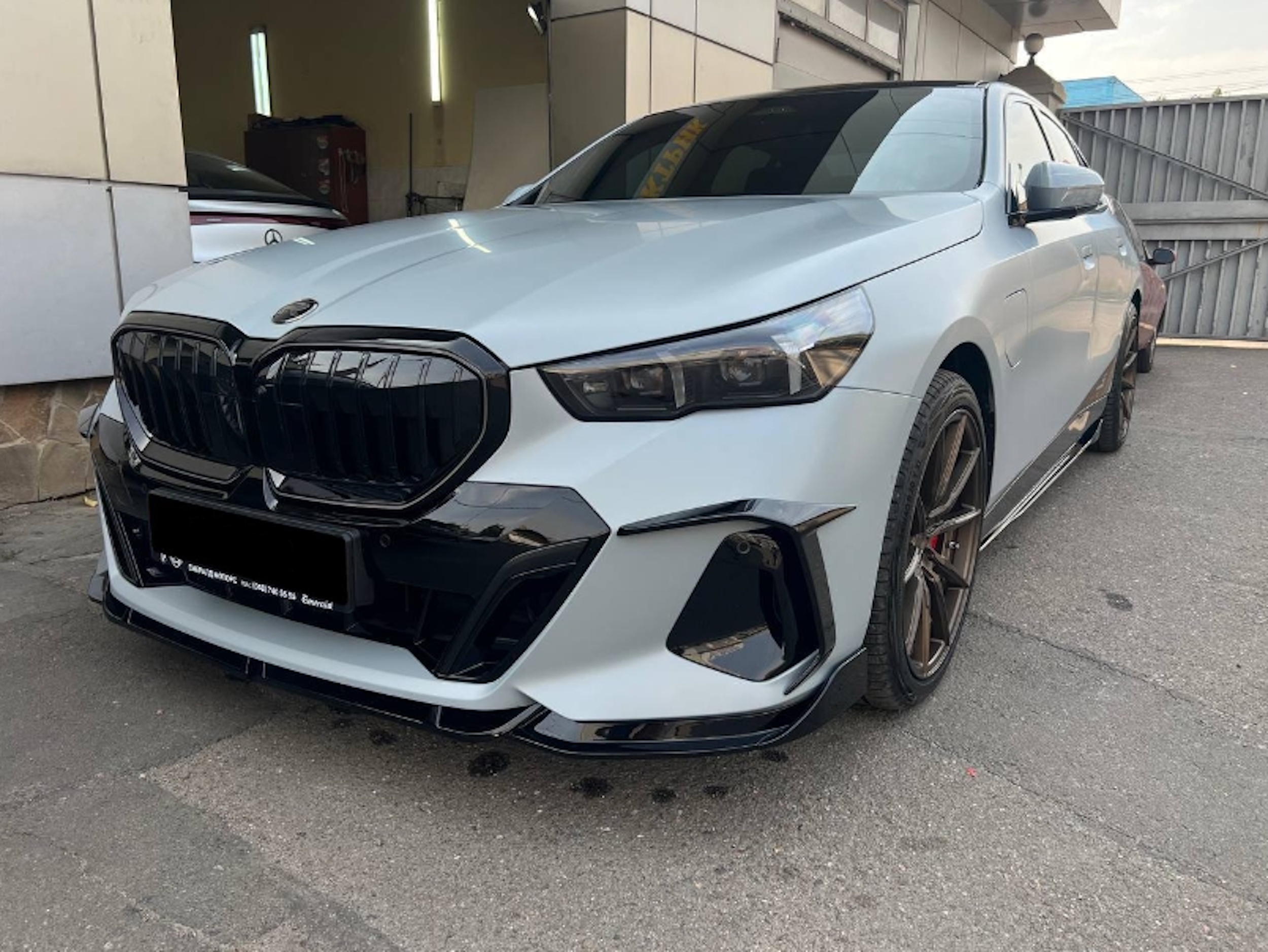 Тюнінг переднього бампера Чорний глянець на BMW 5 Series G60 / G61 2023-2025 року 5