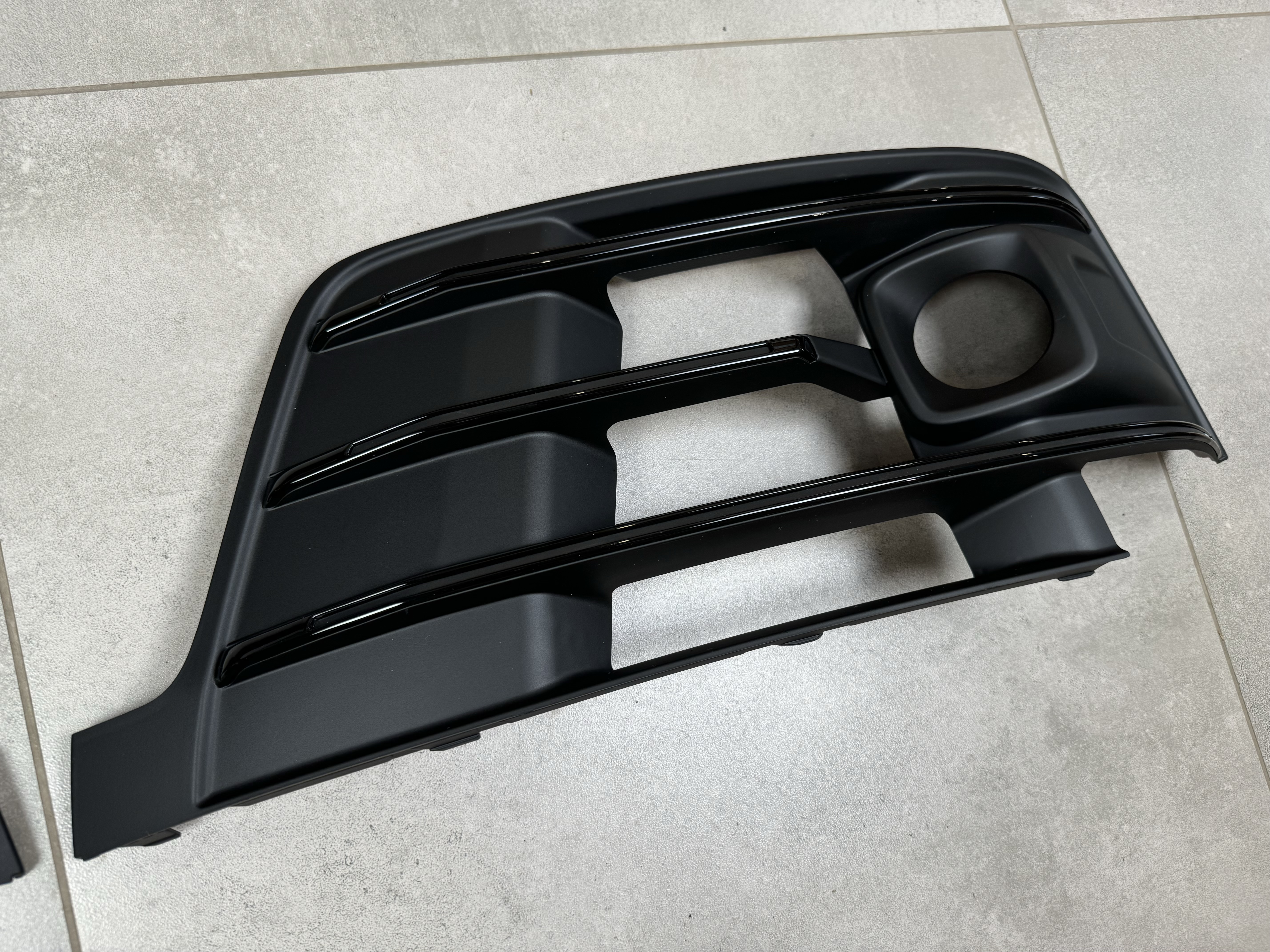 Решітки бамперу S-Line ПІД РАДАРИ Audi Q7 4M 2015-2019 чорні 2шт, ліва 4M0 807 681 / права 4M0 807 682 3