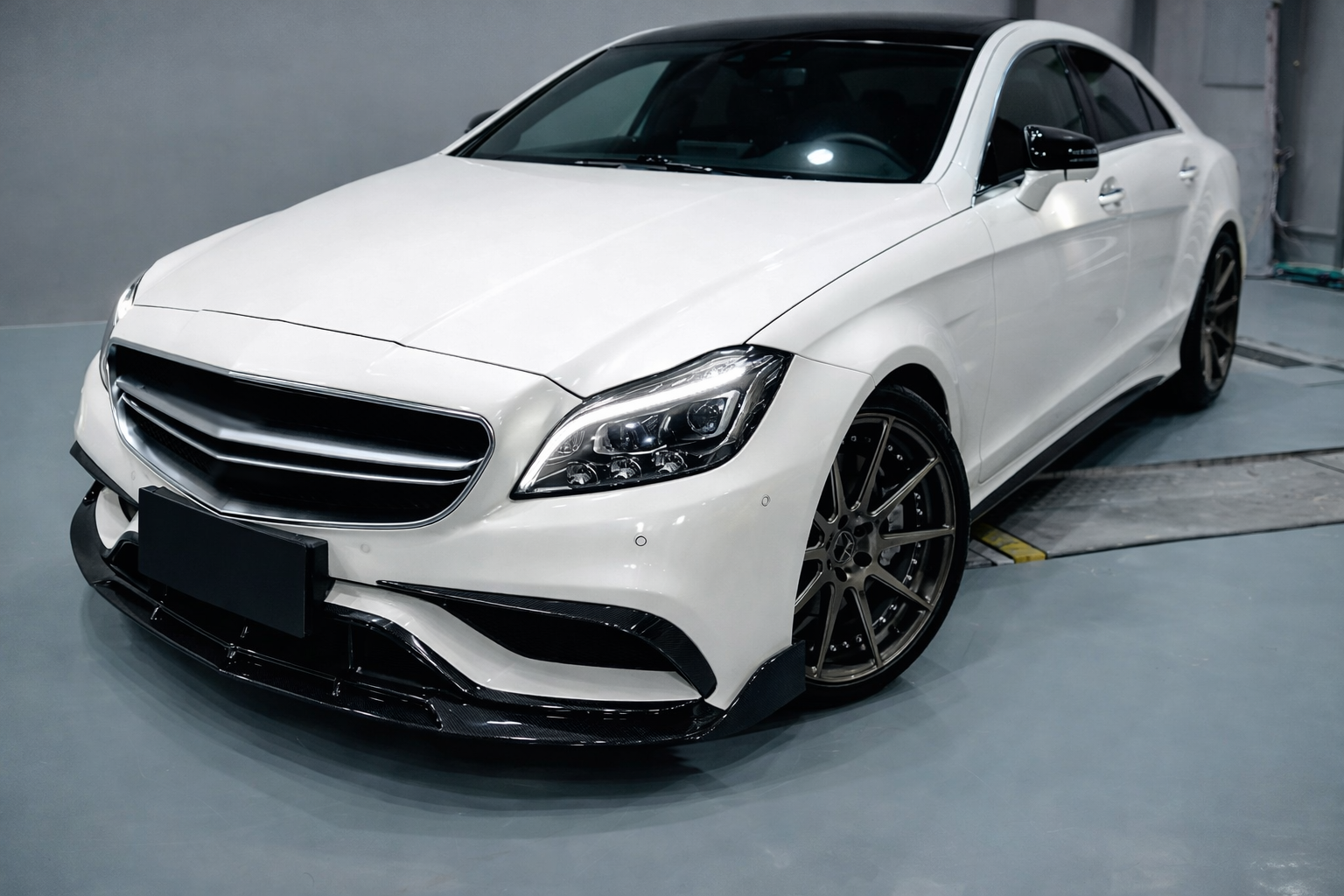 Накладка на передній бампер Lip V2 (для CLS63 AMG SD 2015-2018, Карбон) 3