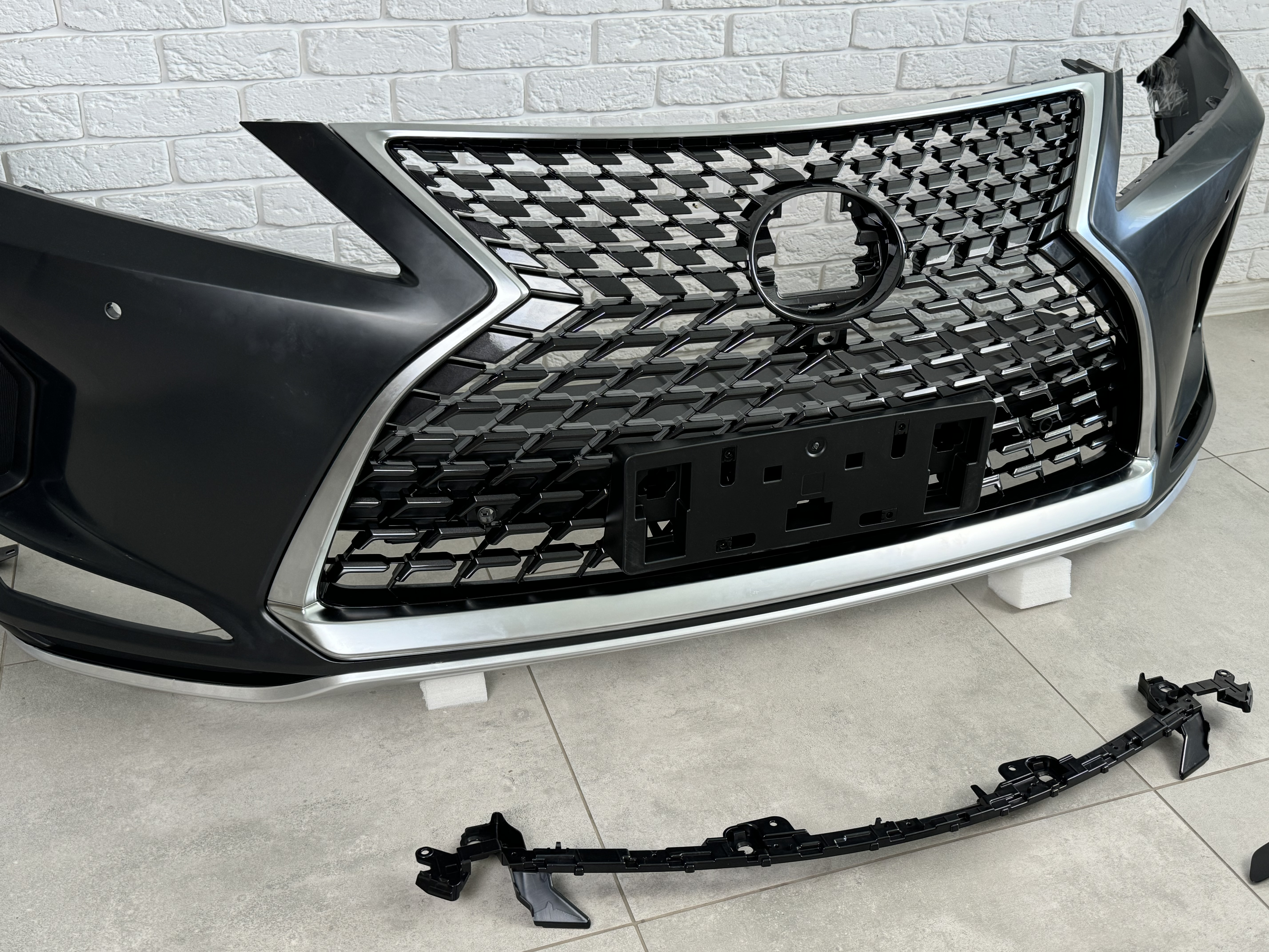 Бампер передній у зборі OEM Lexus RX 2019-2022 решітка під камеру 6