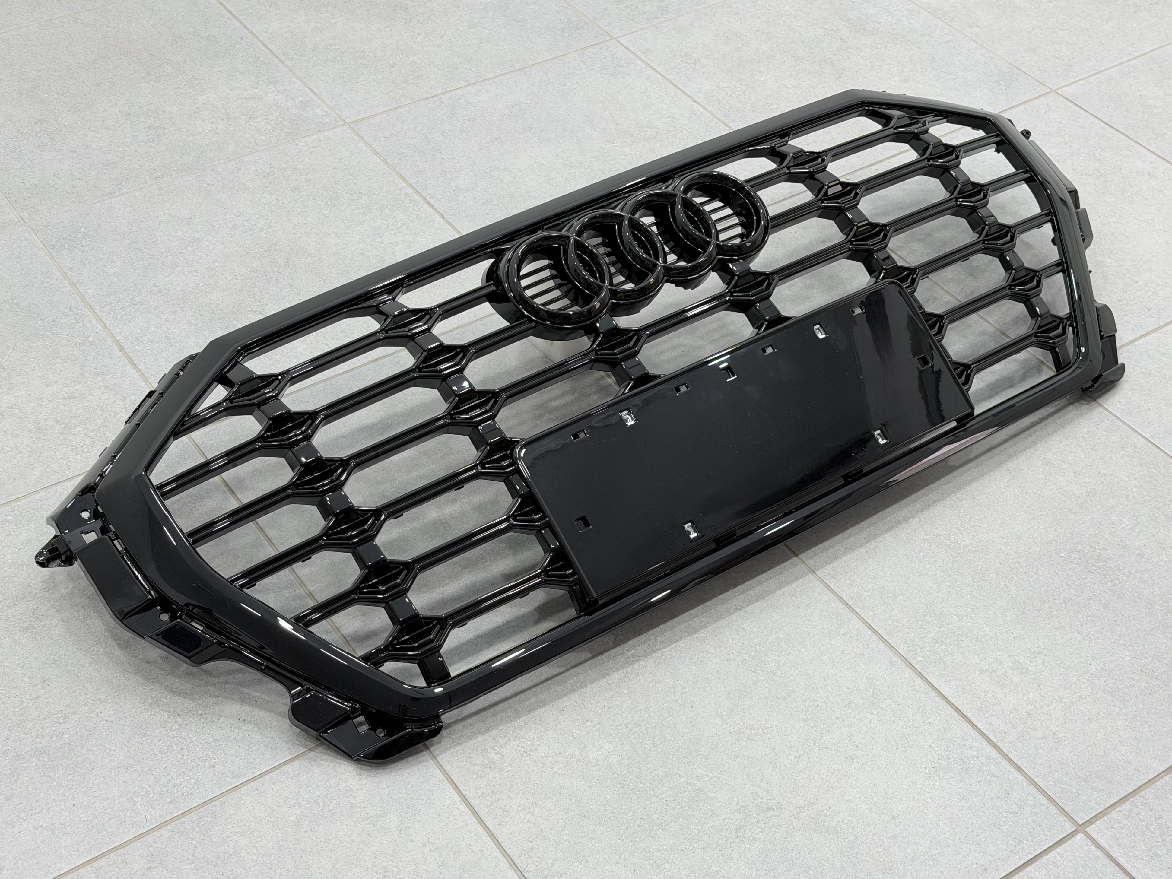 Решітка радіатора S-line BLACK Audi Q3 2019- 3