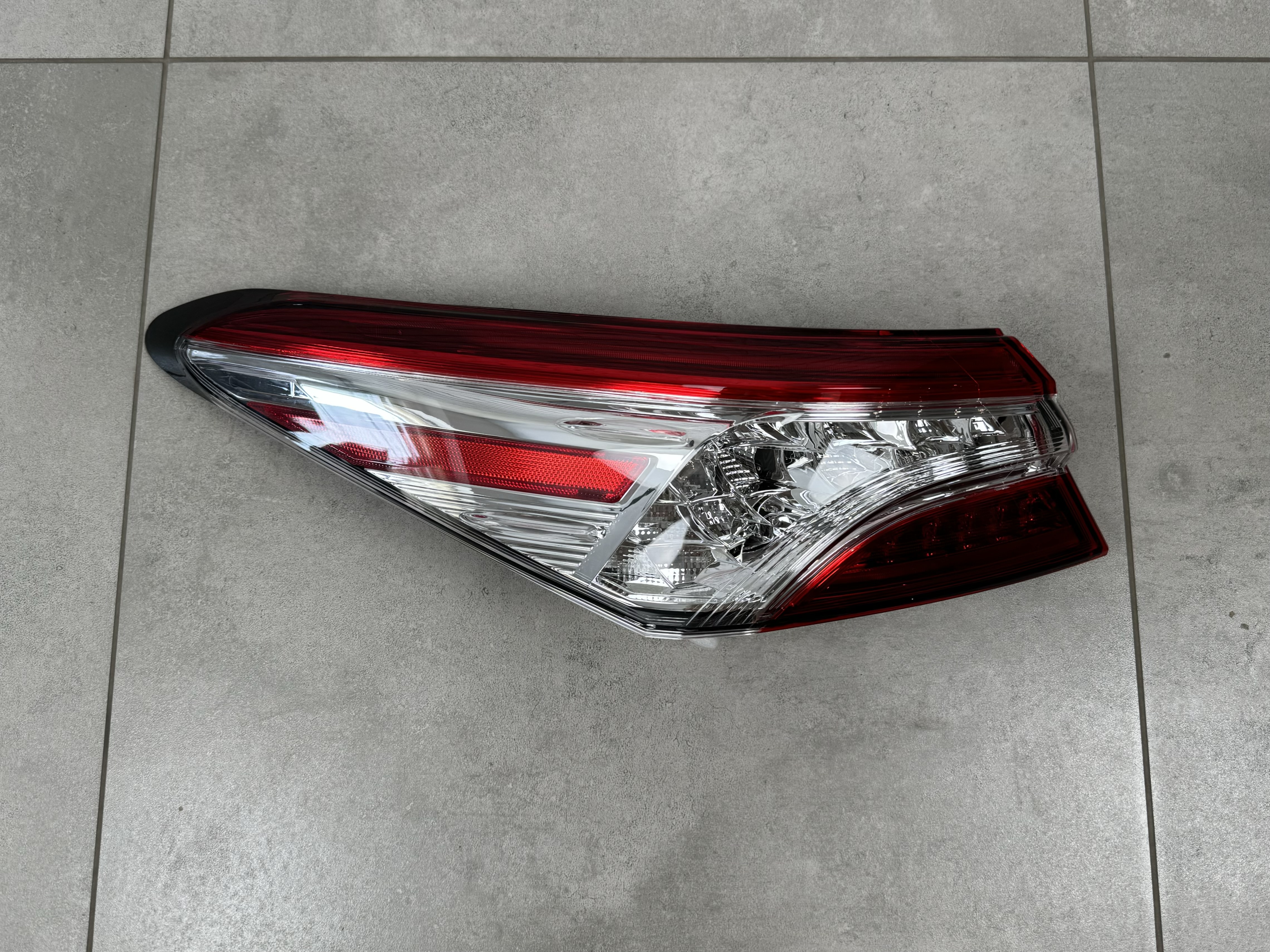 Задній ліхтар зовнішній лівий FULL LED Toyota Camry 70 USA XLE XSE 2017-2020 1шт. 2