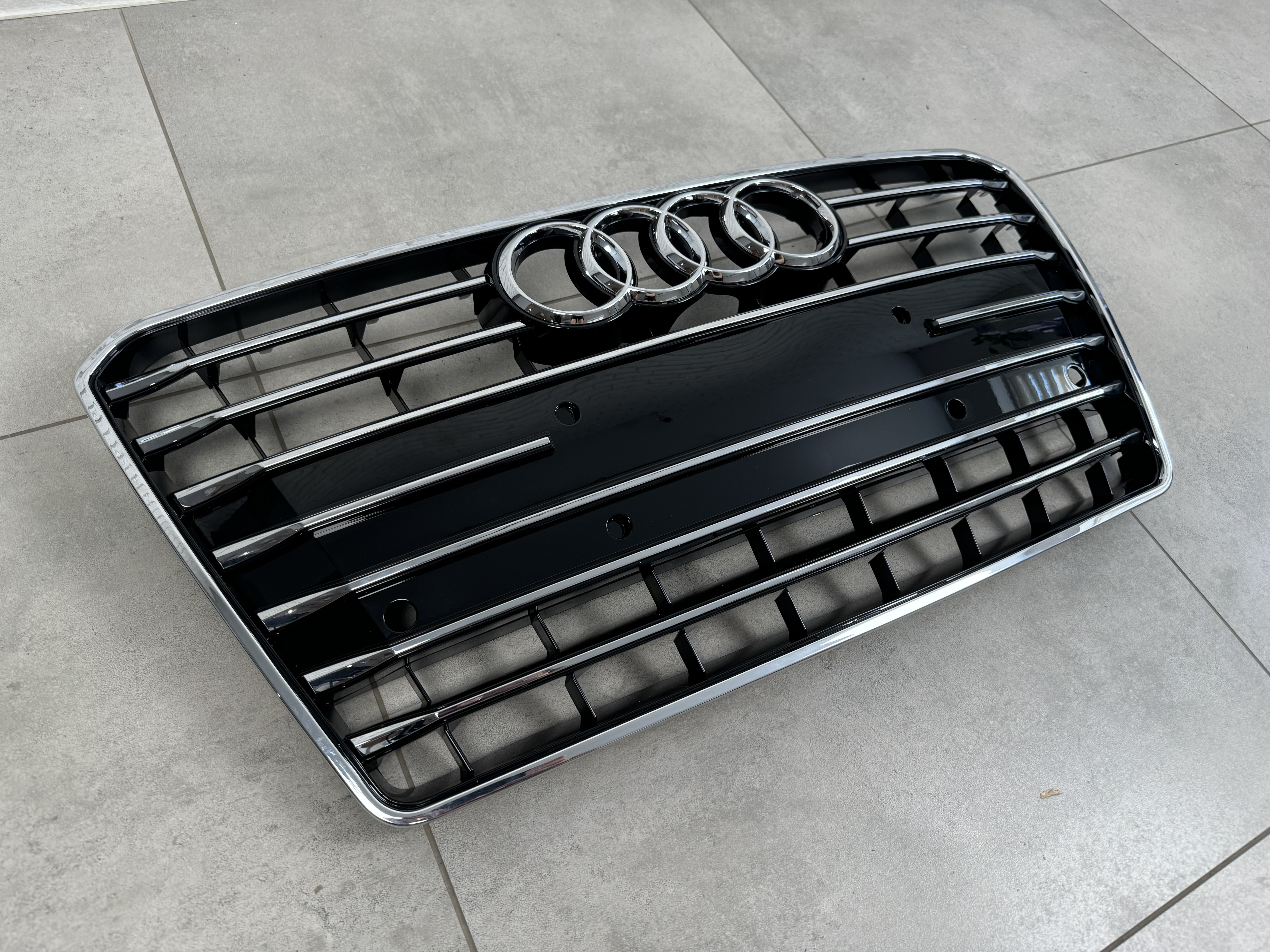 Решітка радіатора Audi A7 2010-2014 чорна з хромом 5