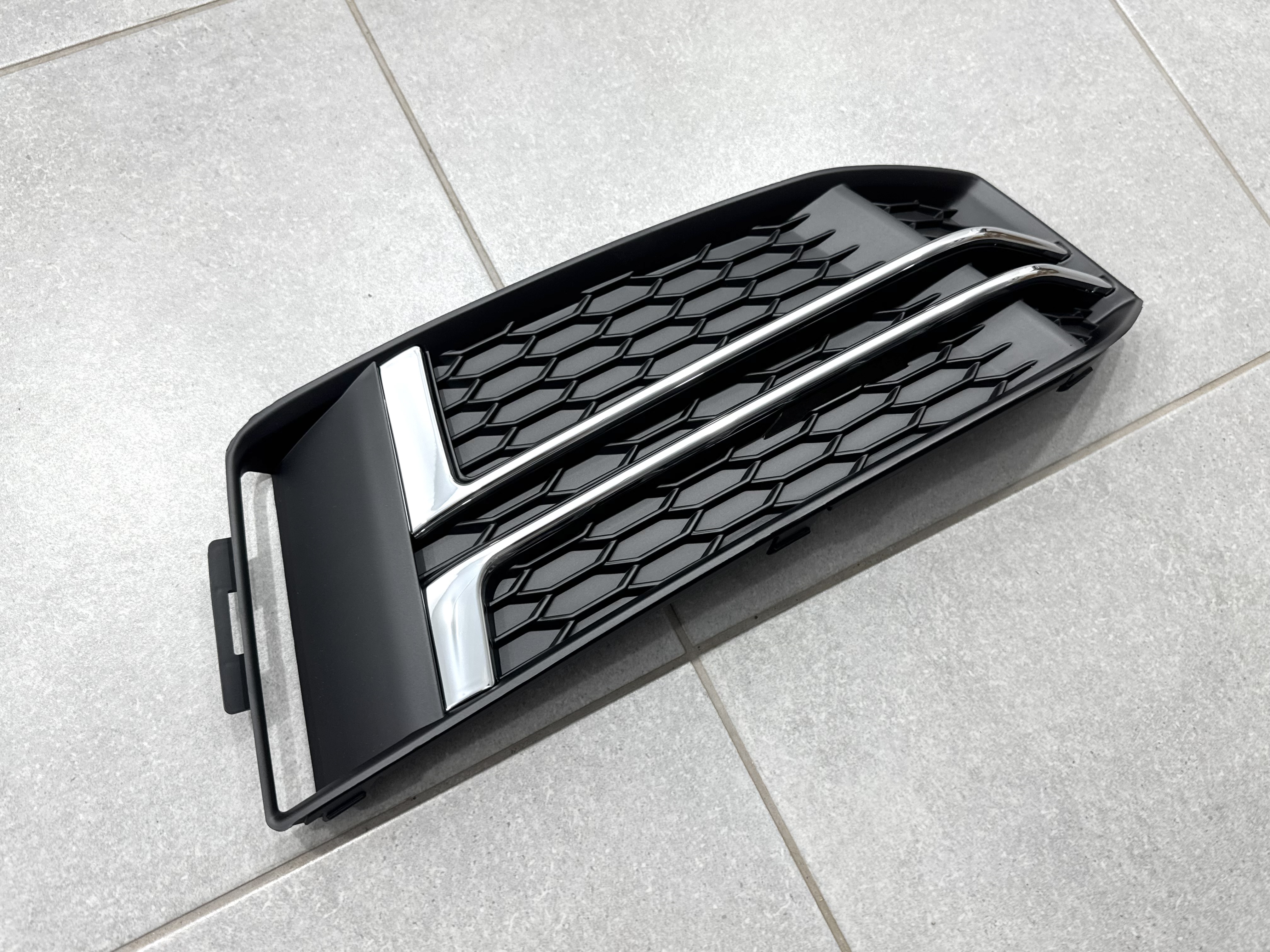 Накладка переднього бампера AUDI A4 B9 2015-2019 ПРАВА СТОРОНА 4