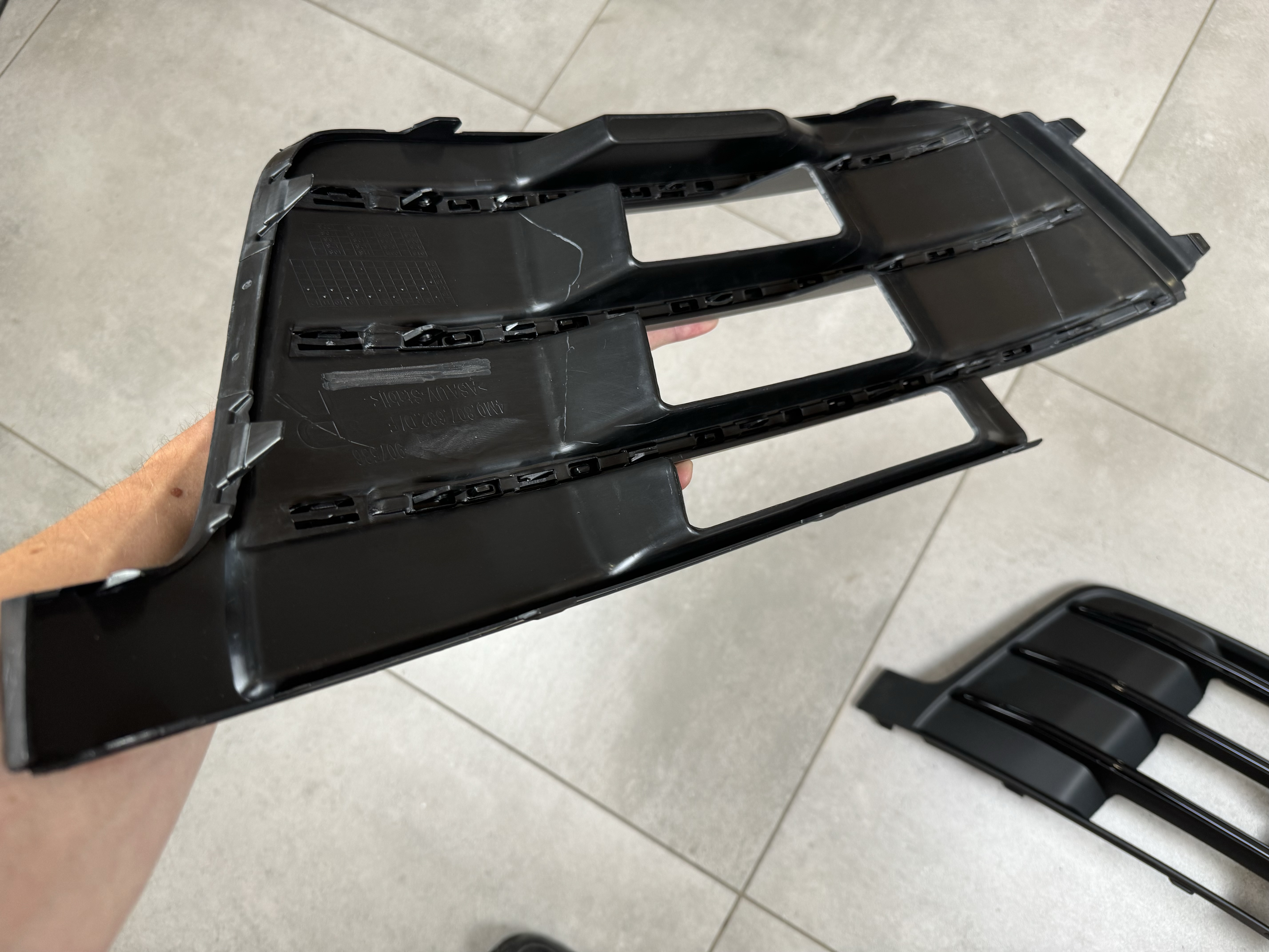 Решітки бамперу S-Line БЕЗ РАДАРУ Audi Q7 4M 2015-2019 чорні 2шт, ліва 4M0 807 681 D GXE T94 / права 4M0 807 682 D GXE T94 2