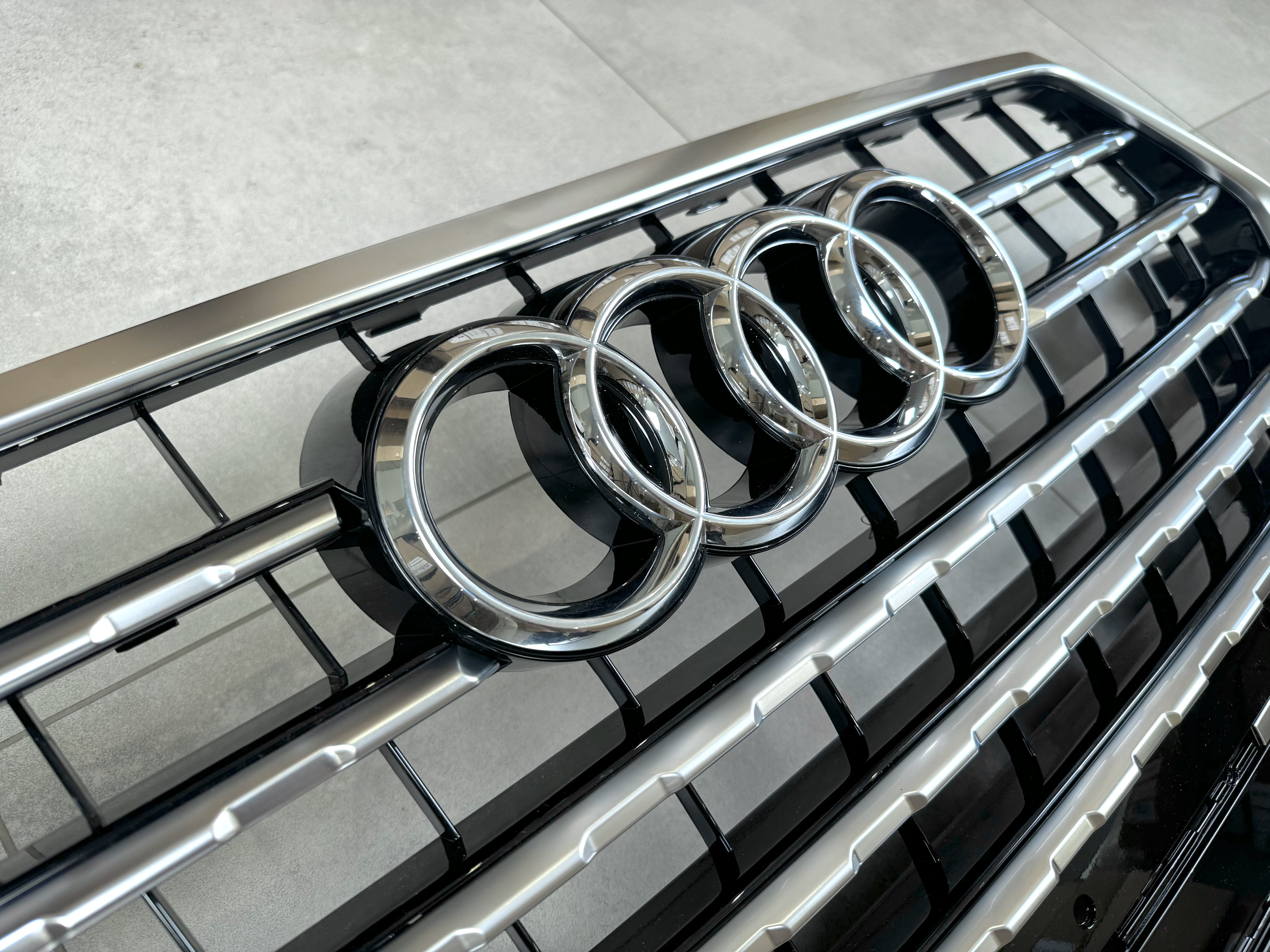 Решітка радіатора Audi Q7 4M 2015-2019 чорні з сірим 4M0 853 651 Q T94 4