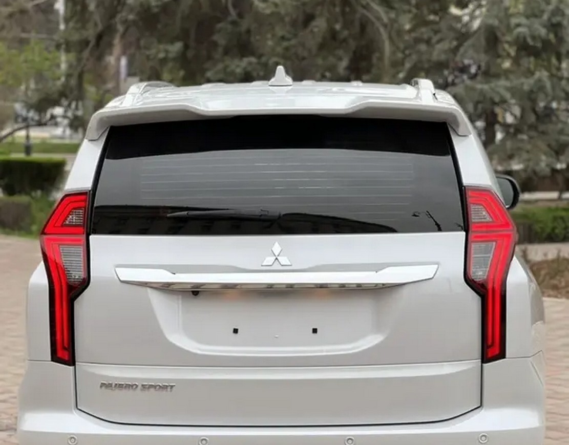 Спойлер козирок Mitsubishi Pajero Sport рестайлінг 2020+ ABS пластик під фарбування 3