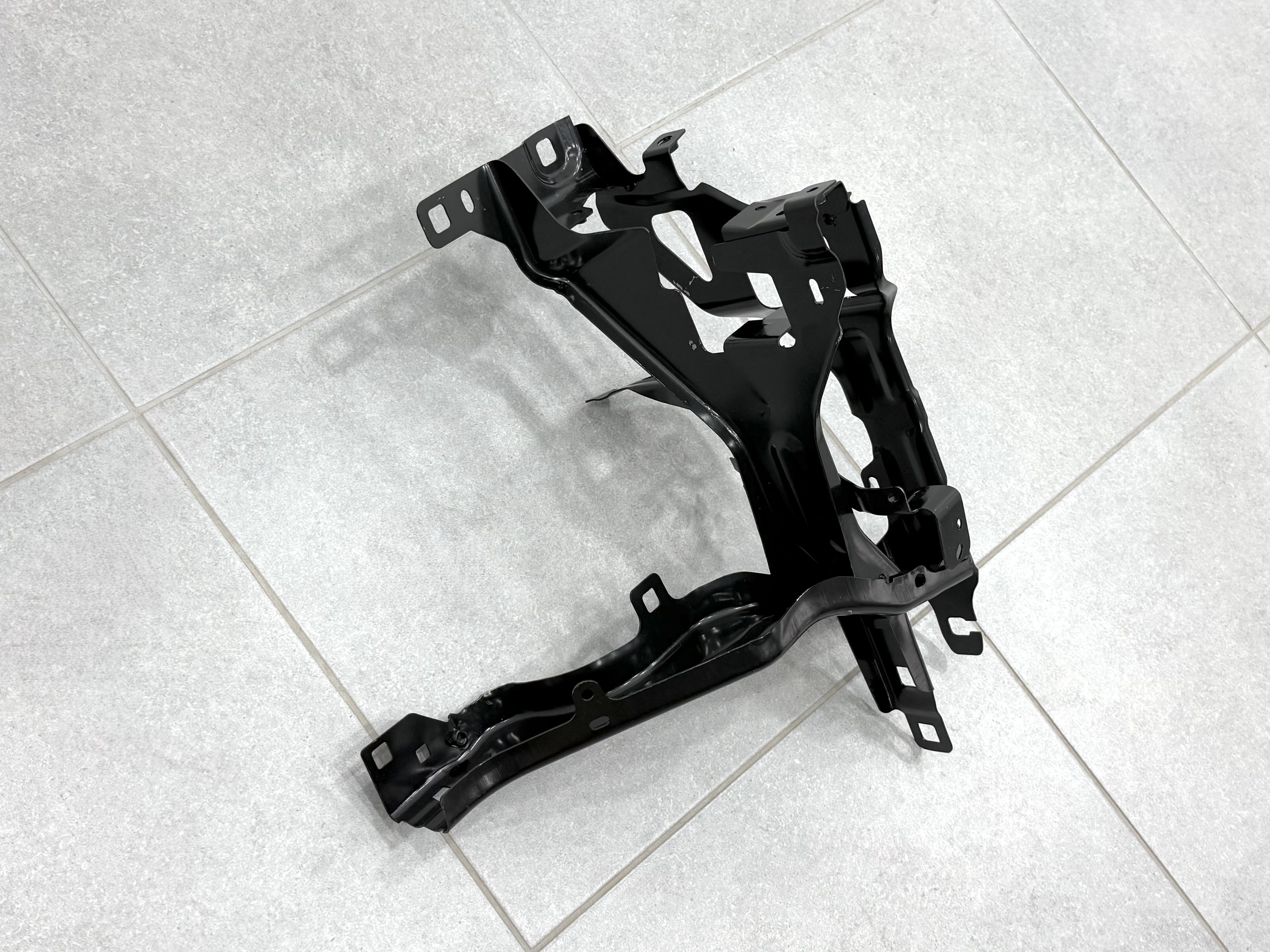 Кронштейн кріплення фари правий 51647421710 для BMW X5 G05 3