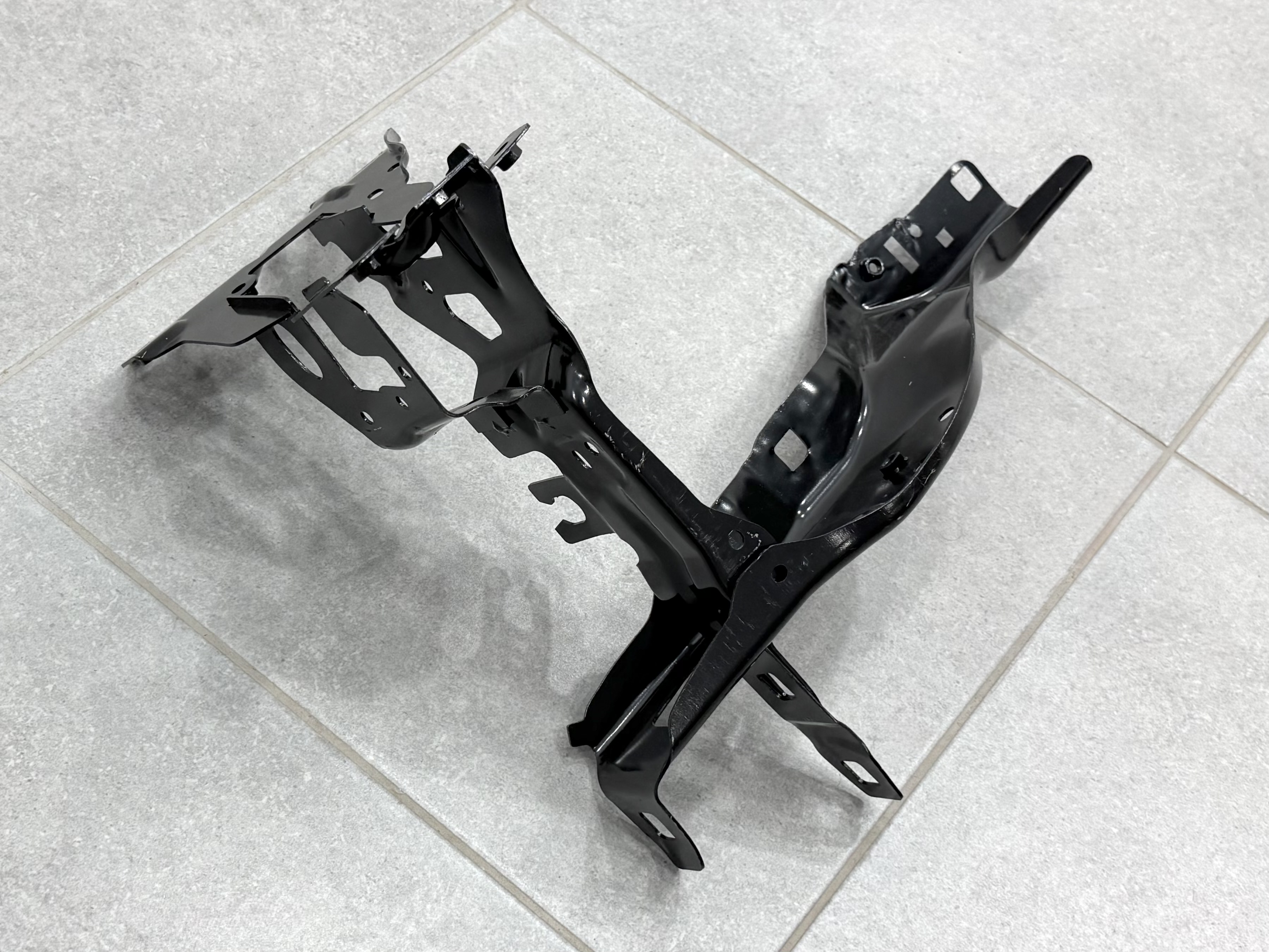 Кронштейн кріплення лівої фари 51647383857 / 51647449815 для BMW 5 series G30 G31 3